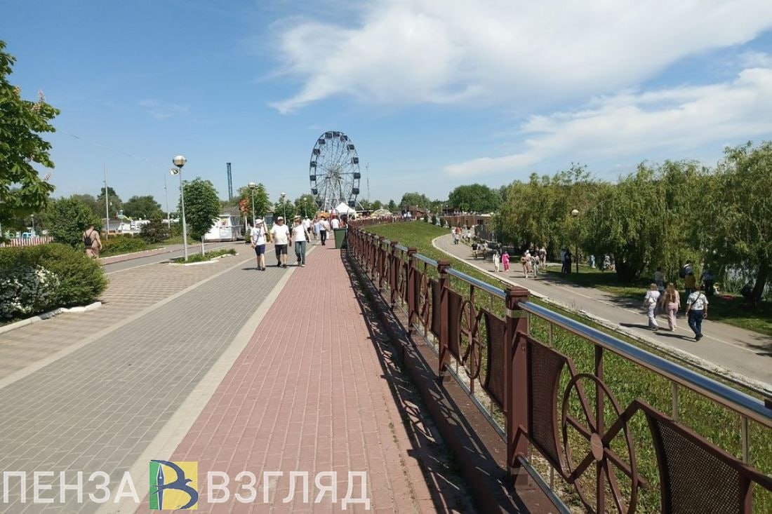 В ближайшие 3 дня в Пензенской области синоптики обещают жару   Господство антициклона сохранится на последней рабочей неделе июля в Пензенской области.  Об этом на сайте ФГБУ «Приволжское УГМС» сообщила начальник отдела прогнозирования Светлана Иванкова. Она отметила, что в регион продолжит поступать сухой и разогретый воздух, из-за чего на улице установится жаркая погода без существенных осадков.  29 июля дневная температура по Пензенской области составит от +25 до +30 градусов. При умеренном северо-восточном ветре. В среду станет еще жарче - в отдельных районах термометры могут показать 32 градуса по Цельсию.  В четверг, 31 июля, температура воздуха останется на том же уровне, даже ночью будет очень тепло - до +18, обещают синоптики.    -Взгляд