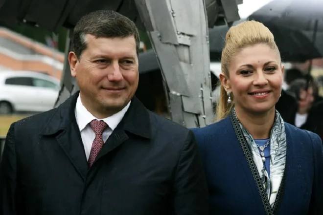 У бывшего мэра Олега Сорокина и его экс супруги забрали почти 3 миллиарда рублей Прокуратура дожала дело суд решил все деньги уходят государству Что именно изъяли около 1 5 млрд рублей дивиденды которые Элада Нагорная получала от компании Старт Строй с 2016 по 2022 год ещё примерно 1 5 млрд личный доход от продажи квартир в Новой Кузнечихе за 2014 2022 годы Эти деньги по версии суда появились благодаря льготным земельным сделкам во времена когда Сорокин был мэром Итог простой всё конфисковано по решению суда и ушло в бюджет mynnovgorod