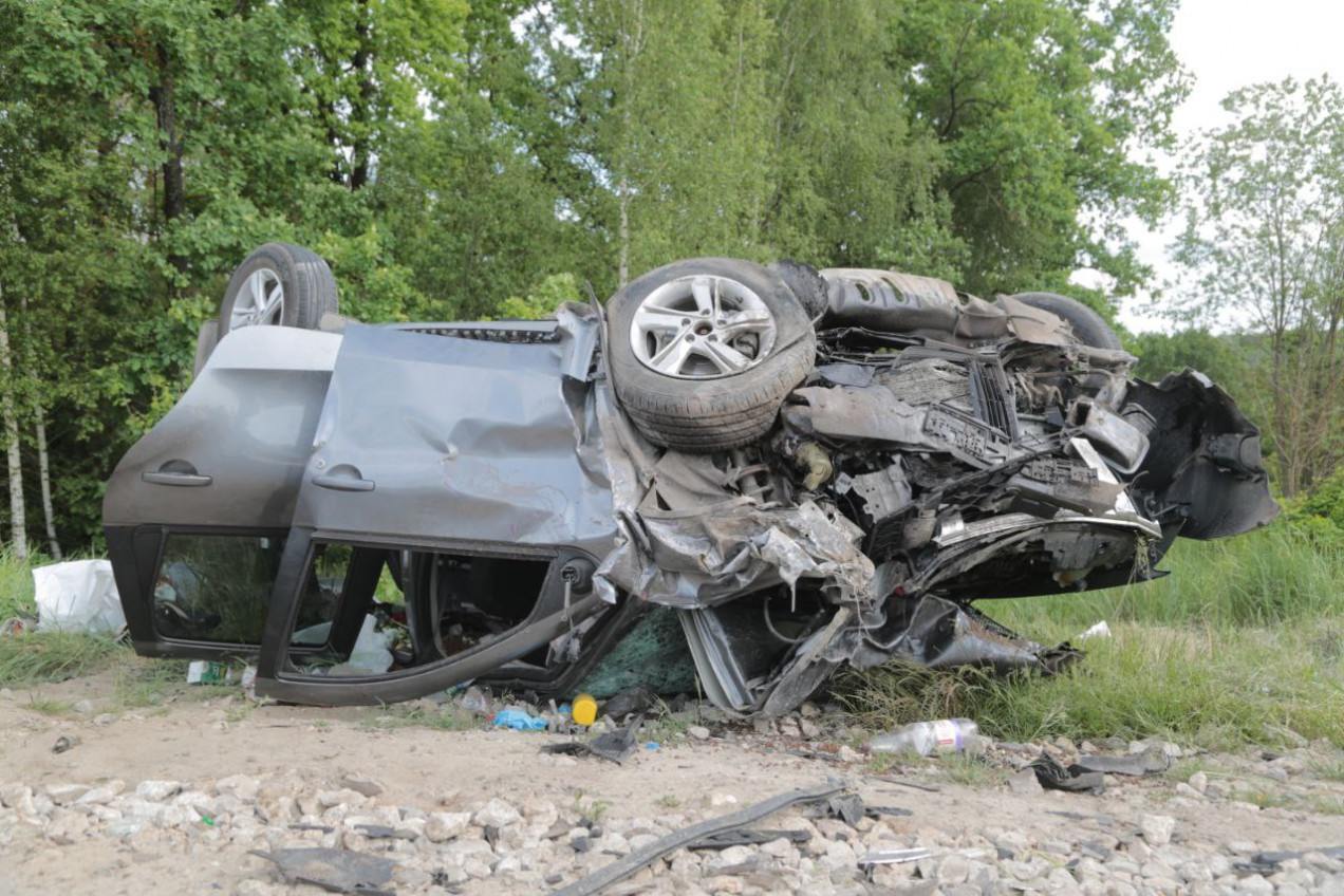 Рядом с деревней Хопилово произошло смертельное ДТП Два автомобиля столкнулись лоб в лоб после выезда «Оки» на встречку. По предварительной информации, в аварии погибли 2 человека, оба ехали на «Оке». В иномарке пострадали мать и дочь, их госпитализировали.
