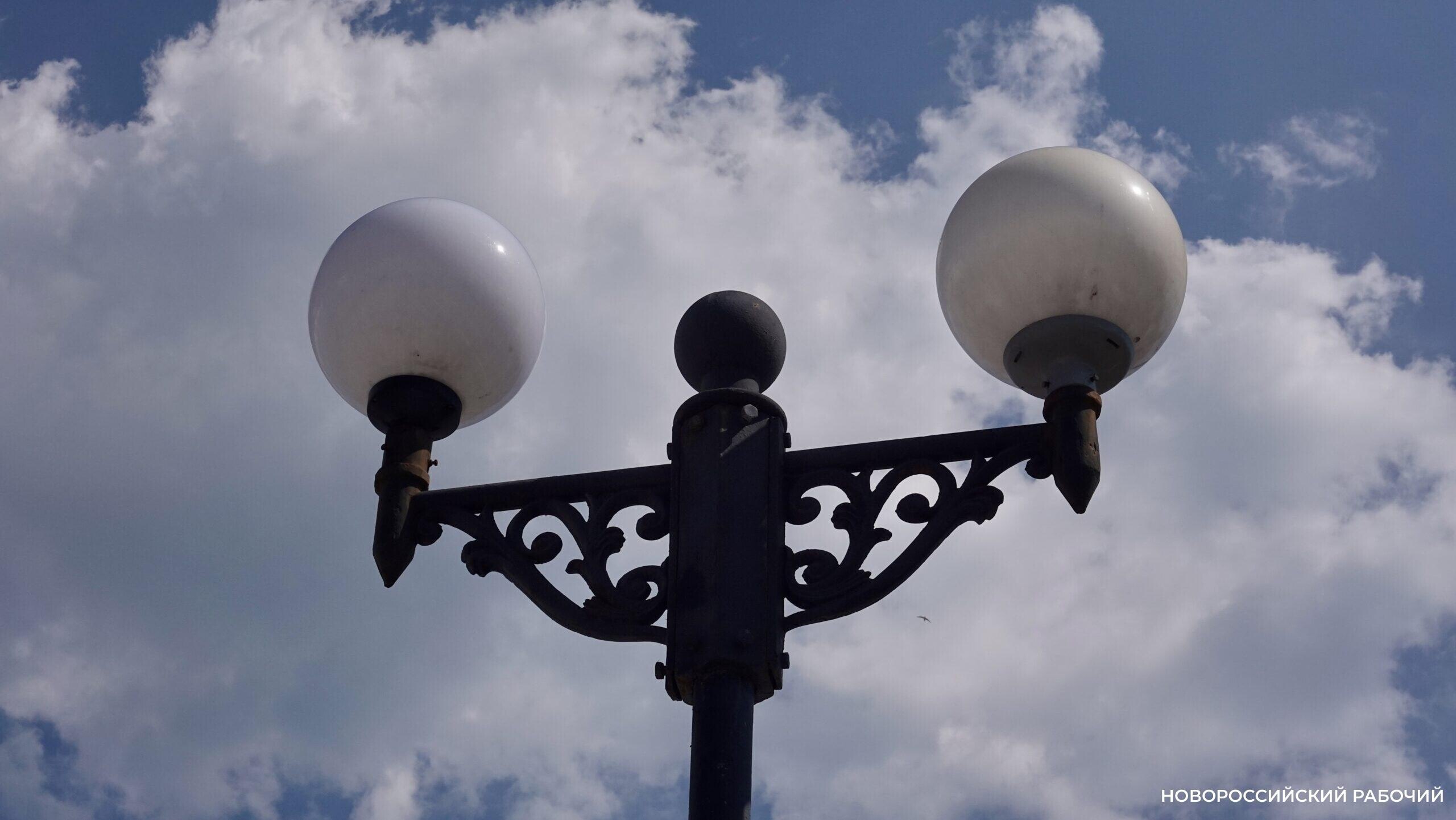 В пригородах Новороссийска добавят света Освещение в городе важный вопрос особенно он актуален для сельских территорий Жители пригородов часто жалуются на темные улицы в вечернее время В 2026 году запланированы 7 проектно изыскательских работ по обустройству линий наружного освещения на 44 улицах устройство линий наружного освещения на 58 улицах и реконструкцию наружного освещения на 29 улицах сообщил и о замглавы Рафаэль Бегляров Работы пройдут и в городе и в сельской местности Семигорье Цемдолине Борисовке Федотовке и т д Чтобы провести уличное освещение жители могут обращаться и к своим депутатам которые имеют право распределять свой депутатский фонд на уличное освещение Администрация к примеру занимается наружным освещением вместе с некоторыми депутатами по Натухаевскому сельскому округу Также можно оставлять заявки в администрации novorab official