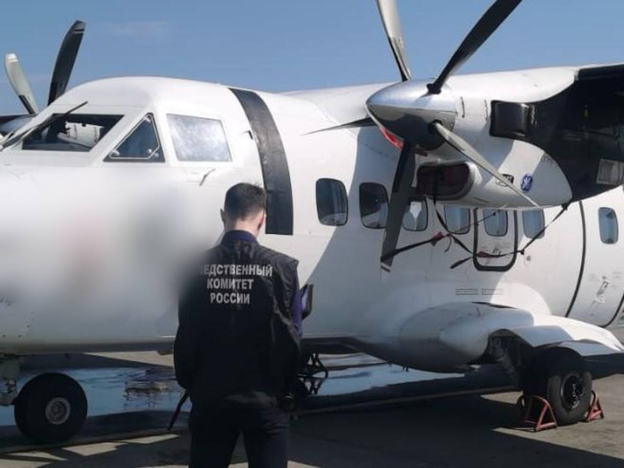 Самолет рейса Хабаровск Херпучи вернулся в аэропорт из за технической неисправности Самолет выполнявший рейс Хабаровск Херпучи совершил сегодня вынужденную посадку в аэропорту вылета После взлёта экипаж обнаружил техническую неисправность и принял решение вернуться Посадка прошла штатно на борту находились 5 пассажиров пострадавших и повреждений воздушного судна не зафиксировано Хабаровская транспортная прокуратура начала проверку соблюдения законодательства о безопасности полетов Одновременно следственные органы проводят доследственную проверку по факту нарушения правил безопасности эксплуатации воздушного транспорта Вылет рейса перенесен на 5 сентября Фото Восточное межрегиональное СУТ СК России AmurMedia Прислать новость