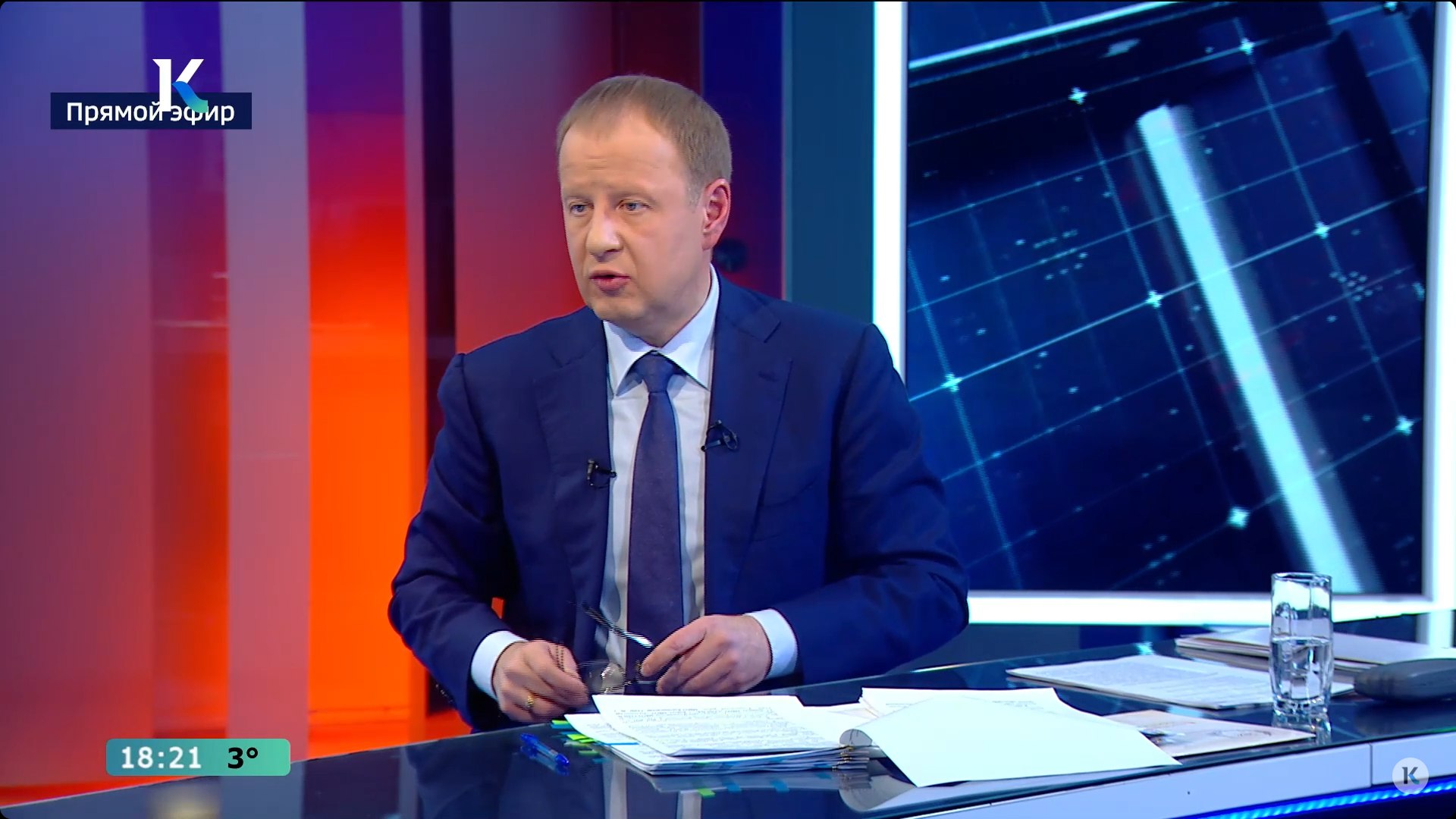 Жители Быстро Истокского района попросили Виктора Томенко выделить им машину скорой помощи Просьбу озвучили на Прямой линии губернатора В ноябре этого года пожар уничтожил машину скорой помощи местной ЦРБ Эта потеря создала огромную проблему для жителей района Виктор Томенко дал поручение Министерству здравоохранения региона разобраться с проблемой Глава региона отметил что за последние пять лет в нашем крае приобрели около 200 машин скорой помощи Всего в автопарке 340 машин Также в крае работают около 400 бригад неотложной помощи