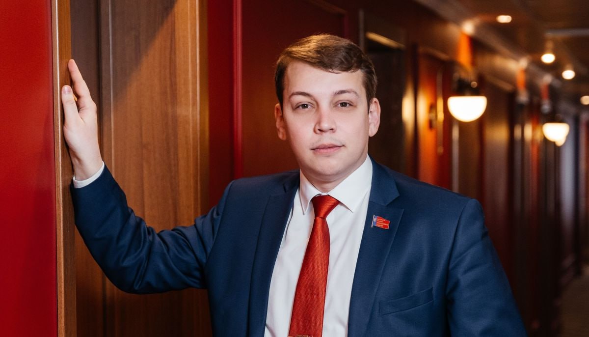 Алтайский экс депутат признался в краже 3 2 млн из бюджета ради строительства Сталин центра Бывший депутат Алтайского краевого заксобрания коммунист Сергей Матасов признался в мошенничестве в особо крупном размере Следствие считает что он украл из бюджета 3 2 млн На суде обвиняемый заявил что делал это ради благой цели по его словам деньги были потрачены на создание Сталин центра в Барнауле Прокуратура запросила для экс депутата 5 лет колонии пишут местные СМИ Сергея Матасова арестовали в 2025 году По версии следствия он фиктивно оформлял своих родственников помощниками депутата и предоставлял поддельные документы об их работе когда деньги же шли ему самому Он был основателем и руководителем Сталин центра а также возглавлял алтайское отделение партии Коммунисты России Оставляй бусты Подписывайся на Readovka в MAX