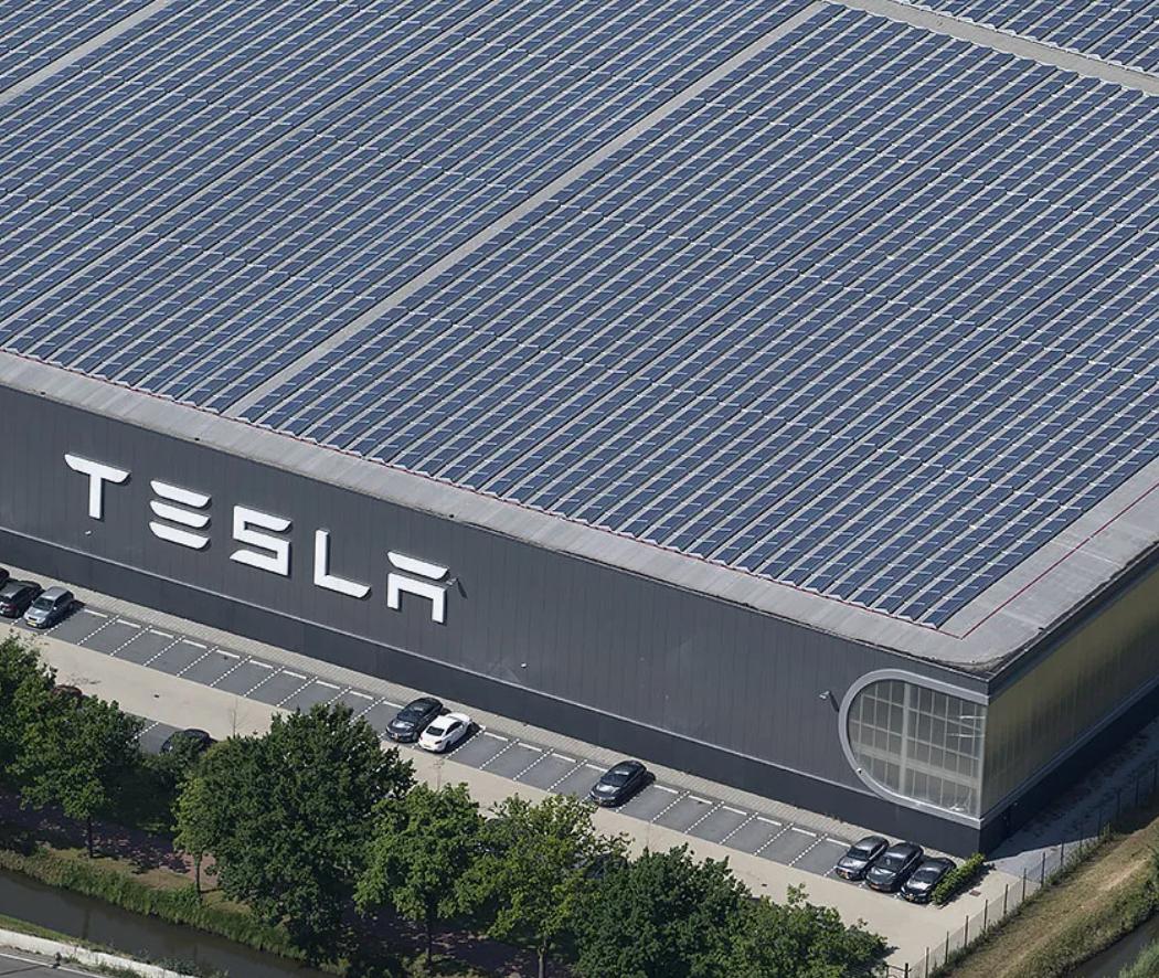 Tesla подала заявку в британский энергетический регулятор Ofgem на получение лицензии энергоснабжающей организации   В 2020 году Tesla уже получила лицензию на производство электроэнергии в Великобритании, в частности, с использованием своих солнечных панелей, без продажи её напрямую потребителям. Компания уже действует на рынке распределения электроэнергии в Техасе.