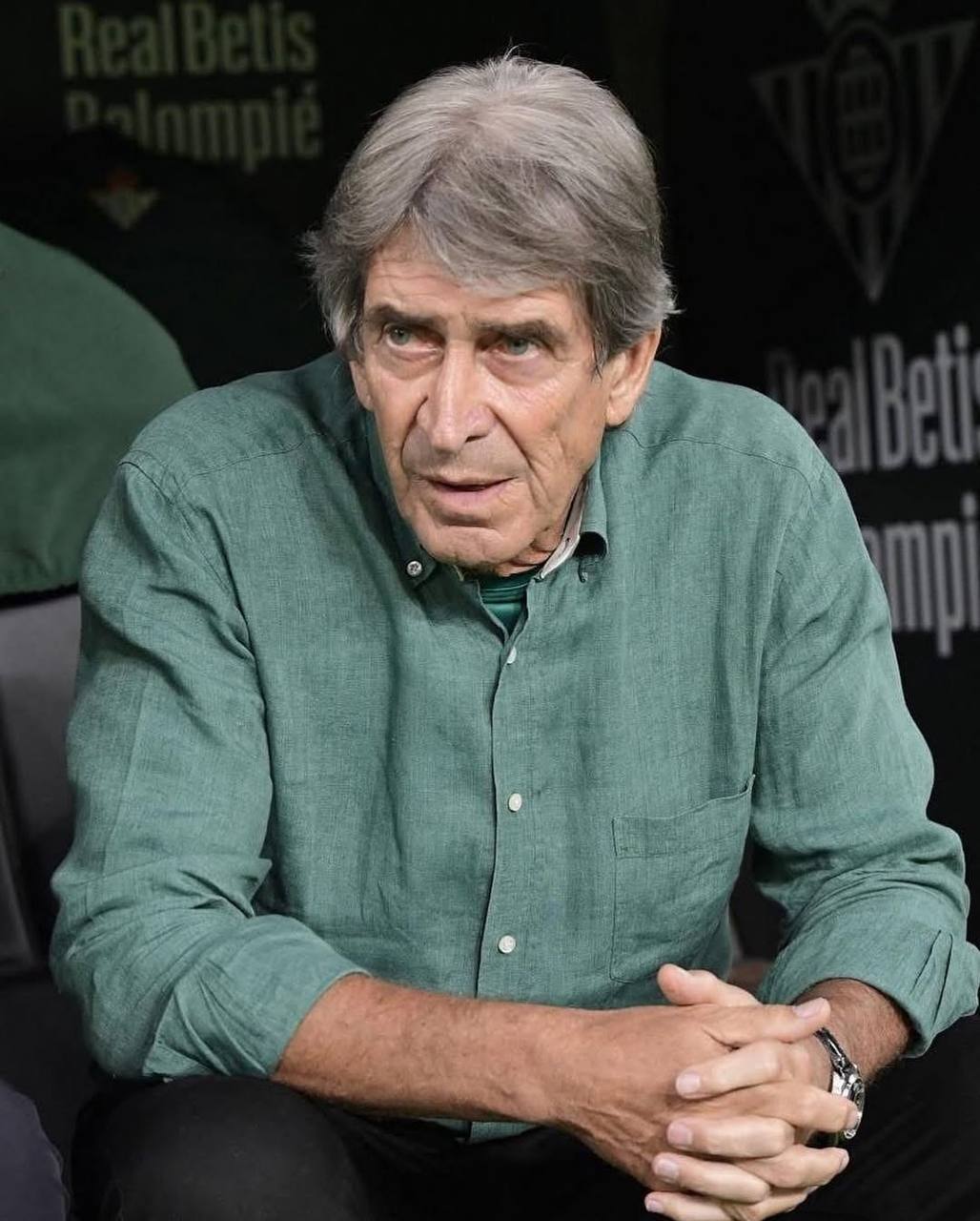 Экс тренер Реала и Сити предложил запретить пасы на свою половину поля в футболе Мануэль Пеллегрини уверен что это сделает игру более динамичной Можно запретить возвращать мяч на свою половину после пересечения центра поля Нужно чтобы футбол стал зрелищнее и быстрее а для этого надо стремиться вести игру ближе к чужим воротам сказал он L Equipe Подписывайтесь на РИА Новости Спорт в MAX