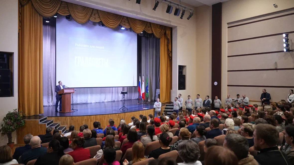 Сегодня в Вожеге Губернатор области Георгий Филимонов подвел итоги Градостроительного Совета.   Больше 2 тысяч голосов отдали жители за объекты благоустройства и строительства.    Часть важных проектов возьмем на контроль вместе с коллегами — депутатами Законодательного Собрания области и Представительного Собрания Вожегодского округа.    Открытие начальной школы на базе здания детского сада «Солнышко».  Помещения необходимо перепрофилировать под потребности будущих учеников и педагогов. Из бюджета области на разработку проектно-сметной документации, реконструкцию здания и закупку оборудования будет выделено 49,2 млн руб.   Включаемся в работу на старте, чтобы уже при формировании технического задания были учтены все моменты, которые могут повлиять на сроки. Работы должны быть выполнены до 1 сентября, чтобы учебный год для младшеклассников начался в новой школе.     Строительство лыжероллерной трассы с освещением. На реализацию проекта требуется порядка 14,9 млн руб. Губернатор дал поручение реализовать проект уже в этом году. На сегодняшний день решен вопрос с выделением участка для будущего спортивного объекта: проведены геодезические работы по выявлению координат, подготовлена схема  расположения на кадастровом плане, «Вожегодской спортивной школе имени Олимпийской Чемпионки А.И.Богалий» выдано разрешение на размещение лыжероллерной трассы.   Кроме того, на контроле будет проведение благоустройства центрального парка у Дома культуры и 6 дворовых территорий. К этому вопросу в обязательном порядке должны подключиться окружные депутаты, чтобы до начала работ обсудить с жителями все замечания, а затем  контролировать ход работ.  Организуем регулярные выезды в округ. Дал поручение Роману Юрьевичу Заварину в ближайшее время подготовить первое выездное мероприятие.