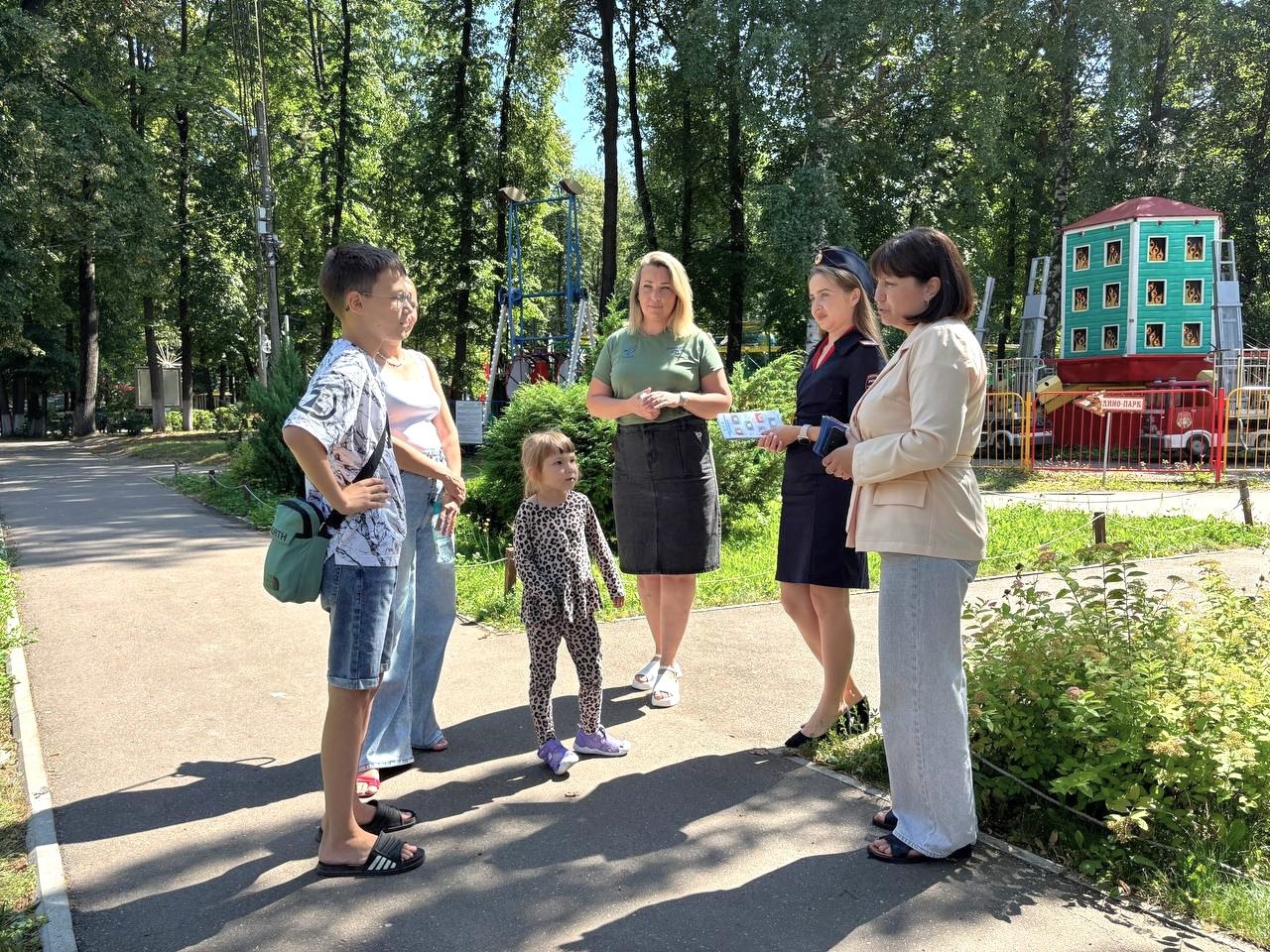 В завершение мероприятия сотрудники Госавтоинспекции и специалисты Дирекции безопасности дорожного движения подарили юным участникам дорожного движения тематические листовки по Правилам дорожного движения и световозвращающие наклейки. ‼ Госавтоинспекция Ульяновской области обращается к родителям юных участников дорожного движения. Уважаемые родители, ежедневно напоминайте своим детям о неукоснительном соблюдении требований Правил дорожного движения, обучайте детей умению ориентироваться в дорожной ситуации, воспитывайте потребность быть дисциплинированными, внимательными и осторожными. Помните, что только ваш личный пример в неукоснительном соблюдении Правил дорожного движения окажет самый мощный воспитательный эффект на вашего ребенка. #ГосавтонспекцияУльяновскойобласти #БезопасностьДорожногоДвижения #Несовершеннолетнийучастникдорожногодвижения #ДорогаБезРиска
