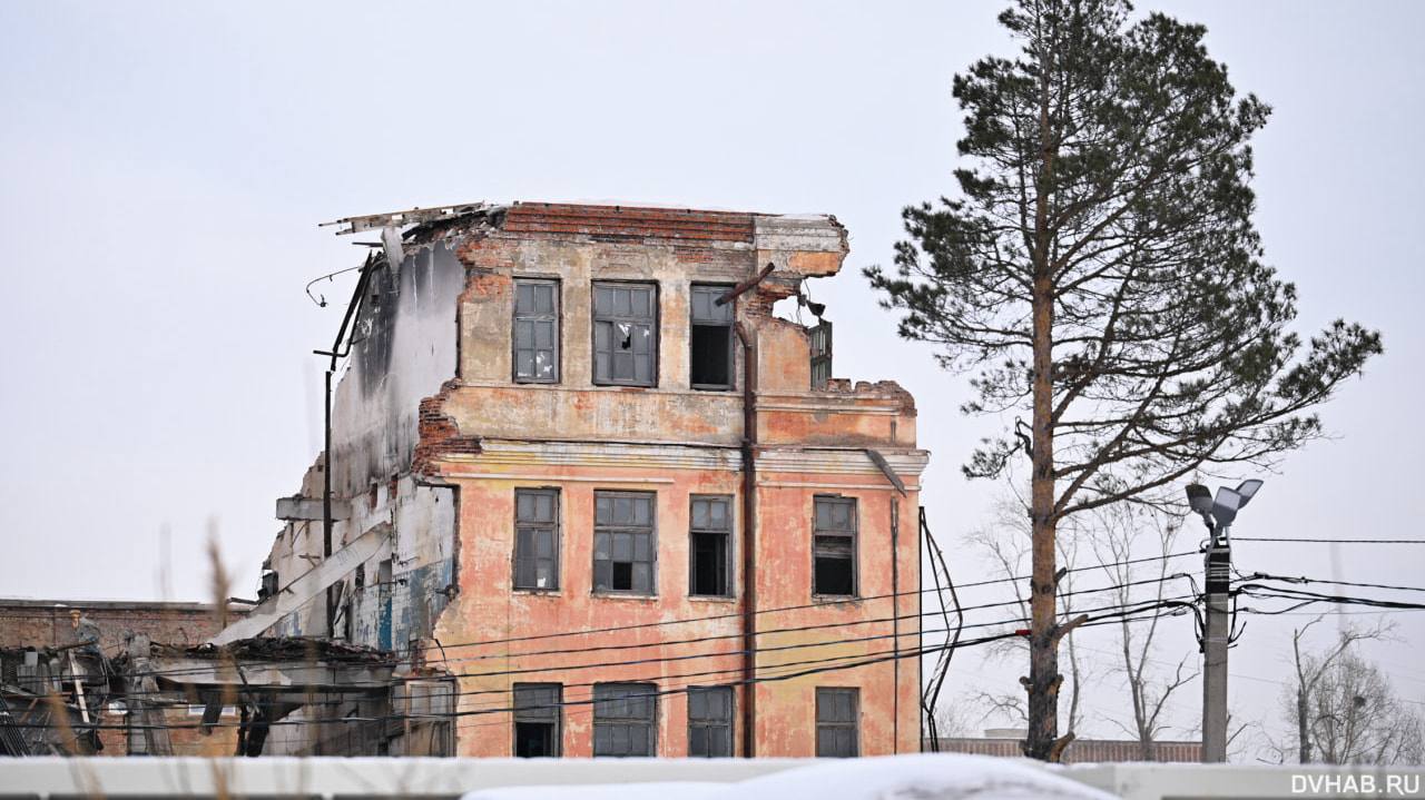 Что будет на месте МЖК после сноса рассказали в правительстве края В Хабаровске начался снос развалин старого корпуса МЖК и поскольку ранее шли разговоры о передаче территорий комбината под КРТ жители задались вопросом что будет построено на месте бывшего промышленного гиганта Власти края подтвердили что землю отдадут под комплексное развитие и рассказали какие объекты там появятся в будущем Прочитать статью полностью Подписаться на DVHAB   Написать в DVHAB