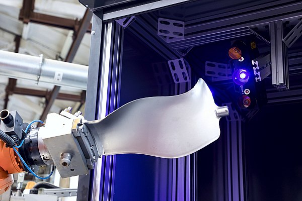 На ОДК Сатурн внедрили роботизированный комплекс для обработки лопаток двигателей На ОДК Сатурн входит в Объединенную двигателестроительную корпорацию Госкорпорации Ростех введен в эксплуатацию роботизированный комплекс для адаптивной шлифовки крупногабаритных лопаток газотурбинных двигателей Он был разработан специалистами предприятия совместно с коллегами из Рыбинского государственного авиационного технического университета имени П А Соловьева Внедрение новинки повышает пропускную способность производственного участка сокращая общий цикл обработки лопаток в 1 5 2 раза Об этом сообщает AVIA RU Оборудование в автоматическом режиме выбирает программу для обработки лопаток Задачи оператора сводятся к минимуму он загружает изделие в систему хранения выбирает шаблон последовательности операций и в последующем передает готовую продукцию на проверку соответствия технологической и конструкторской документации aviaru net n292639