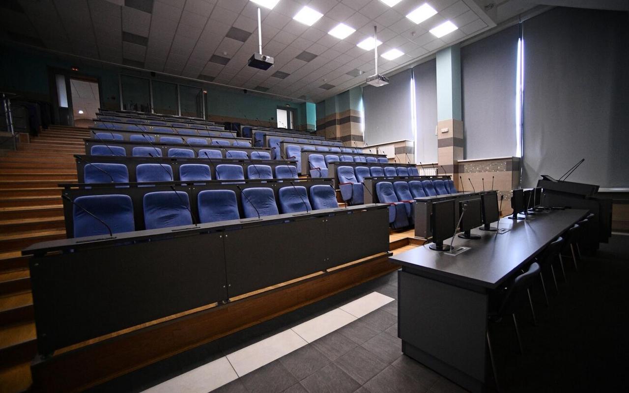 Рособрнадзор запретил прием в Кисловодский гуманитарно технический институт из за неисполнения предписания ведомства Кроме того служба объявила предостережения еще шести вузам Среди них Академия Русского балета имени А Я Вагановой Высшая инженерно конструкторская школа Технический университет и Кыргызско Российский Славянский университет им Б Н Ельцина