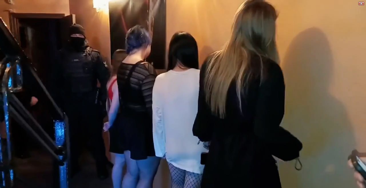 В Челябинске полиция с ОМОН нагрянула с проверкой в спа салон Сотрудники полиции Челябинска провели проверку мужского спа салона расположенного в многоквартирном доме в Калининском районе Поводом стали жалобы местных жителей Силовики действовали при поддержке бойцов ОМОН Росгвардии По сведениям пресс службы ГУ МВД России по Челябинской области стражи порядка изучили документацию заведения и опросили персонал чтобы выяснить не оказывают ли там услуги приватного характера Четырёх сотрудниц салона доставили в отдел полиции Там их дактилоскопировали и проверили по базам данных МВД О результатах проверки и возможных нарушениях пока не сообщается Читайте нас в Телеграм в MAX в VK