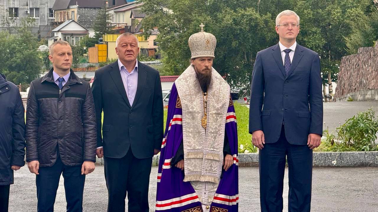 Бюст адмирала Ушакова установили на Камчатке На Камчатке состоялась торжественная церемония открытия бюста великого русского флотоводца адмирала Фёдора Ушакова Мероприятие прошло на территории Морского собора в Петропавловске Камчатском и было приурочено к 280 летию со дня рождения прославленного военачальника передает Камчатка Сегодня Сегодня для Петропавловска Камчатского знаменательный день В год 280 летия со дня рождения великого флотоводца уникального для России человека выдающегося деятеля как на поприще военной службы так и в духовном развитии мы открываем в сердце нашего города на территории Морского собора бюст покровителя нашего флота и моряков Фёдора Ушакова сказал губернатор Камчатского края Владимир Солодов В церемонии приняли участие высшее руководство края командование Тихоокеанского флота духовенство и местные жители Подписаться Прислать Чат