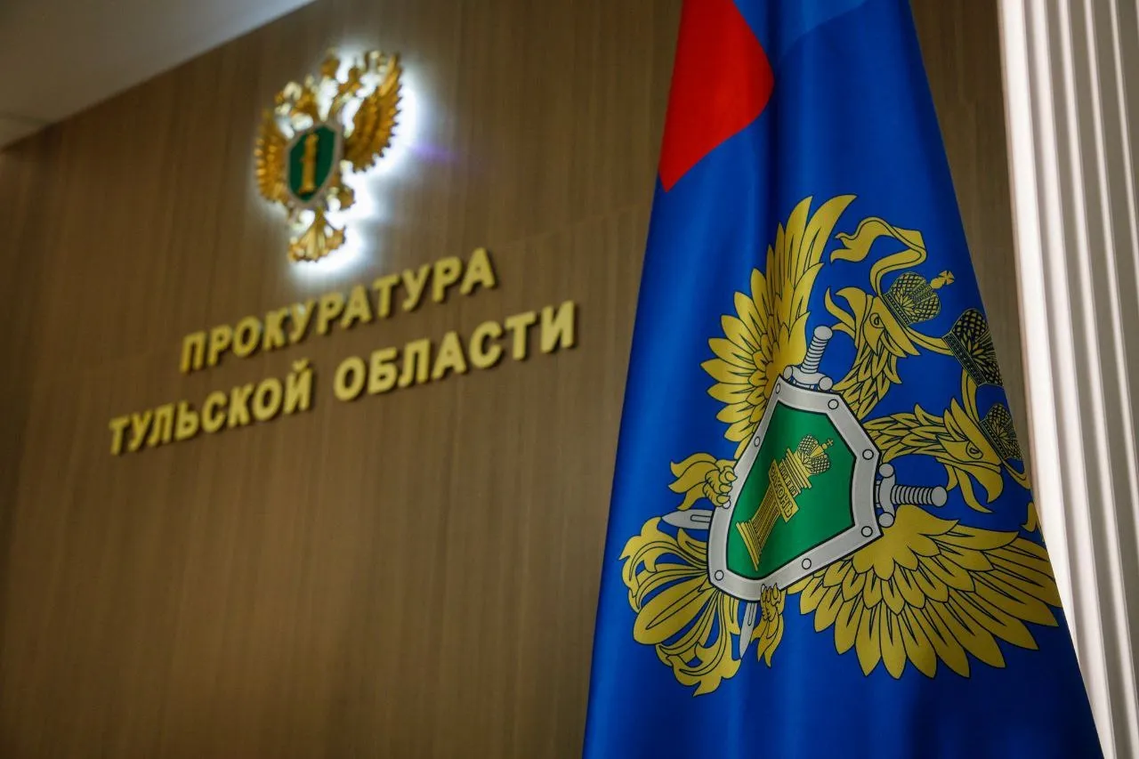 Прокуратура Воловского района с сотрудниками ОГИБДД МОМВД России Богородицкий провела проверку исполнения законодательства о безопасности дорожного движения об автомобильных дорогах и дорожной деятельности Установлено что Воловский участок УДРСФ ГУ ТО Тулаавтодор не обеспечил надлежащее техническое состояние участка автомобильной дороги М 4 Дон Казачка Турдей Кресты в Воловском районе что привело к образованию повреждений дорожного полотна в виде ям и выбоин создающих угрозу безопасности для участников дорожного движения В целях устранения выявленных нарушений в адрес директора государственного учреждения внесено представление исполнение требований которого находится на контроле прокуратуры Канал прокуратуры Тульской области в МАХ
