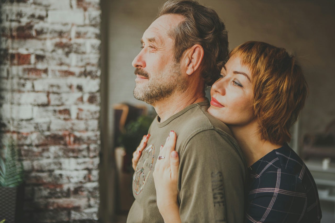 Следователи назвали детали маршрута пропавшей в красноярской тайге семьи Усольцевых Семья Усольцевых пропавших в сентябре 2025 года в горной тайге в Красноярском крае скорее всего шла к горе Мальвинка где находится пирамидальный камень желаний Мы объективно понимаем во сколько Усольцевы выехали с базы отдыха Есть также информация что должны они были пойти на гору Буратинка Можно по времени прикинуть сколько там идти с учетом того что с ними маленький ребенок Это место в целом жители называют Буратинка но по факту там две скалы Буратинка и Мальвинка Мы предполагаем что скорее всего наши потерявшиеся ушли на скалу Мальвинка С учетом того что Ирина Усольцева говорила о том что она хотела бы увидеть там камень желаний который находится как раз по пути к горе Мальвинка рассказала ТАСС замруководителя первого управления по расследованию особо важных дел регионального СК по Красноярскому краю и Хакасии Яна Сырымбетова В подтверждение этой версии есть показания туристов которые были в это же время на Кутурчинском белогорье Туда приехали ребята на Ровере Они припарковались пошли сначала по неправильной тропе но потом вернулись на маршрут к Буратинке С разрывом в 30 минут приехали Усольцевы и если бы они отправились четко к Буратинке эти бы ребята их встретили в любом случае или по пути на гору или обратно Но они Усольцевых не видели пояснила Сырымбетова Супруги Усольцевы и их пятилетняя дочь 28 сентября 2025 года отправились в туристический поход в урочище Буратинка в окрестностях поселка Кутурчин Партизанского района Через некоторое время они перестали выходить на связь Вечером 12 октября активная фаза поисков была завершена Семью искали более 1 5 тыс человек Подписаться Прислать новость Помочь бустами