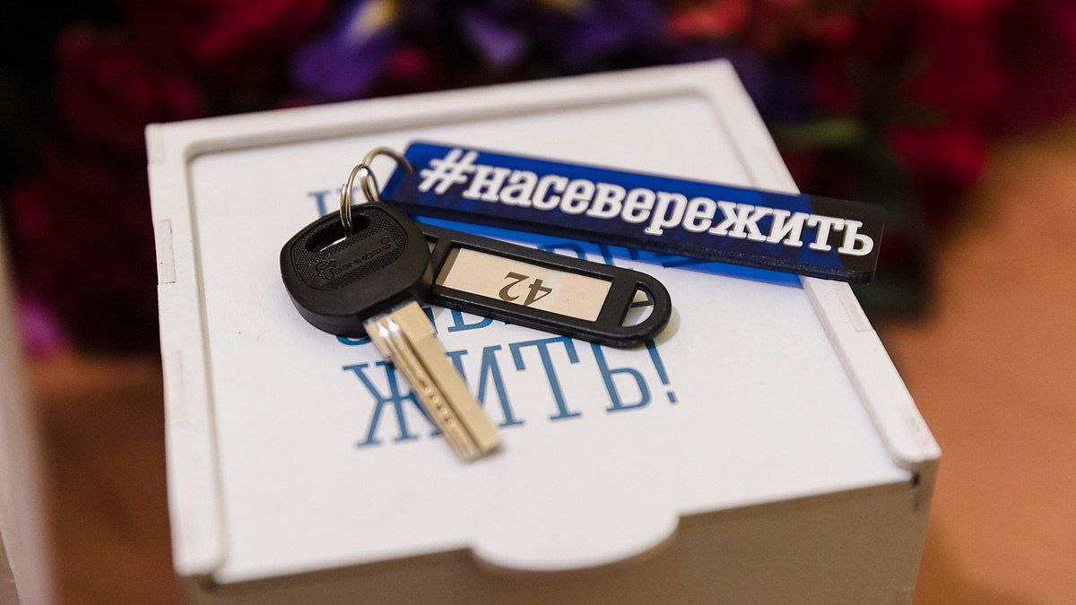 Более 2 3 тыс семей на Севере купили жильё по льготной ипотеке под 2 В Мурманской области арктическая и семейная ипотеки помогли 2300 семьям приобрести новое жилье а объём одобренных кредитов достиг 8 млрд рублей Причем 60 пришлось на арктическую программу со ставкой 2   Ввод жилья вырос в 3 раза с 2019 года   Индивидуальное строительство увеличилось в пять раз   Строится более 20 многоквартирных домов на 148 тыс кв м   Программа Свой дом в Арктике выдала более 1 6 тыс сертификатов Застройщики отмечают что скорость от выбора участка до стройплощадки стала рекордной заявил губернатор Андрей Чибис Программы льготного кредитования будут продолжены в 2026 году   Подробнее в материале Ведомости Страна Дмитрий Дубов