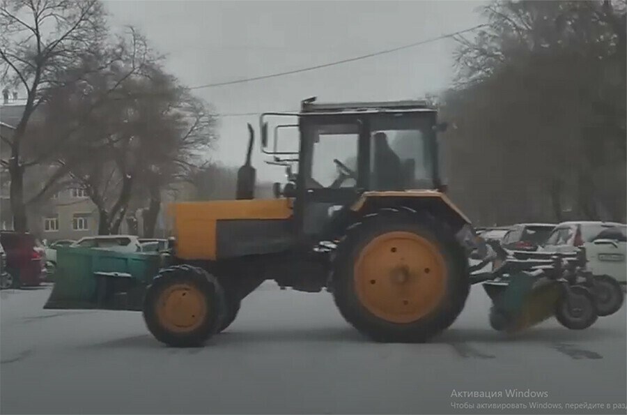 ГСТК перешел на усиленный режим работы для очистки Благовещенска от снега На улицах работает 25 единиц техники и почти 30 рабочих С 19 декабря в городе действует режим повышенной готовности и ГСТК перешел на усиленный режим работы Во время снегопада подразделение работает в усиленном режиме в две смены дневную и ночную по 11 часов Первоочередно занимаемся заметанием улично дорожной сети согласно утвержденным маршрутам подсыпкой особо опасных участков Это кольцевые развязки виадуки спуски и подъёмы рассказал руководитель подразделения ГСТК по ремонту и содержанию дорог Александр Конюхов Дорожные рабочие почти 30 человек очищают подходы к пешеходным переходам и автобусные остановки также для очистки тротуаров задействованы мини тракторы оборудованные специальными щетками сообщили в мэрии Подпишись на Amur life   Мы в МАХ