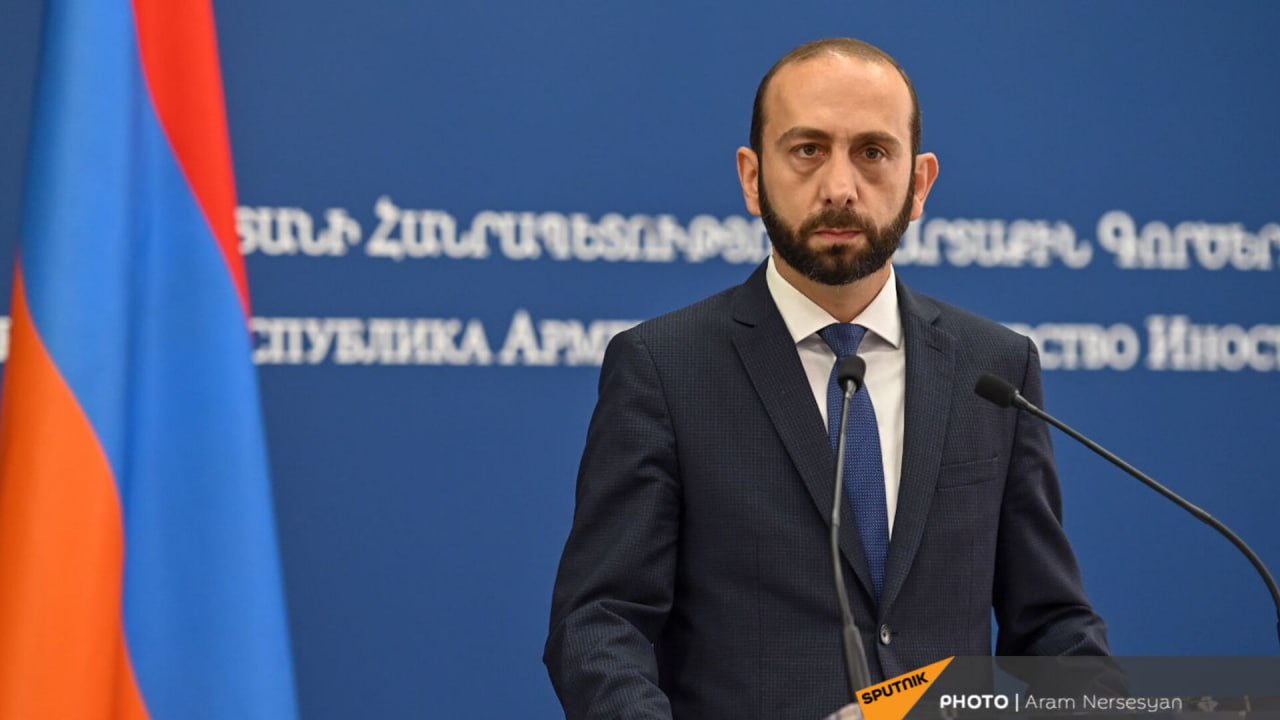 Мирзоян заявил, что Армения пока не направляла заявку о вступлении в Евросоюз  По его словам, пока приоритетным вопросом для Брюсселя и Еревана остается либерализация визового режима. Стороны ведут переговоры на эту тему.   Одни, помнится, уже хотели безвиз, кружевные трусы и ЕС. В результате угробили свою страну, в ЕС их так и не взяли, а безвиз и вовсе оказался основной массе не нужен, поскольку выехать за пределы страны невозможно из-за тотальной могилизации.    Армяне, неужели вы уверены в том, что вас минует чаша сия? Тем паче, что в Европе особо не скрывают своих намерений в отношении Южного Кавказа, который нужен им исключительно как плацдарм и расходный материал в тотальной войне против России.    Поддержать Туранский экспресс   #Евразия #Армения #ЕС