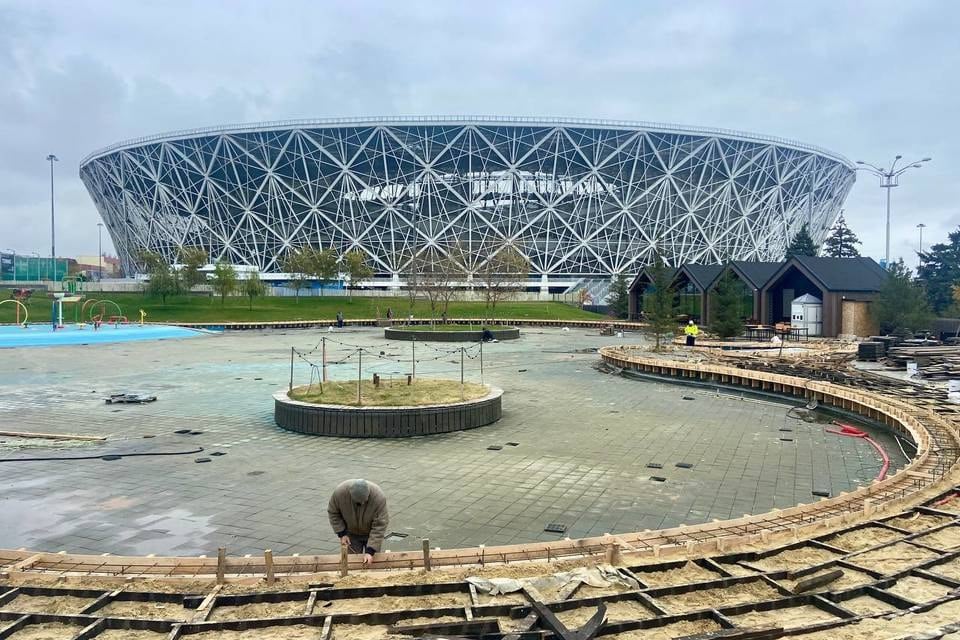 В Волгограде для гостей ЦПКиО сделают лед и снег  В Центральном парке Волгограда можно будет кататься на коньках и на снежных горках.  В Волгоградском Центральном парке культуры и отдыха идет подготовка к зимнему сезону. Здесь волгоградцы и гости города снова будут кататься на коньках и на снежной горке.  О подготовке парка к зимнему режиму работы "Городские вести" сообщают со ссылкой на администрацию ЦПКиО. По словам директора парка Андрея Еркина, традиционно его сотрудники не полагаются на изменчивую волгоградскую погоду, для создания снежной горки они включат снегогенератор.  Что касается ледового катка в ЦПКиО, его уже готовят к открытию.  - Скоро начнем включать холодильник для заморозки льда, - рассказал Андрей Еркин.