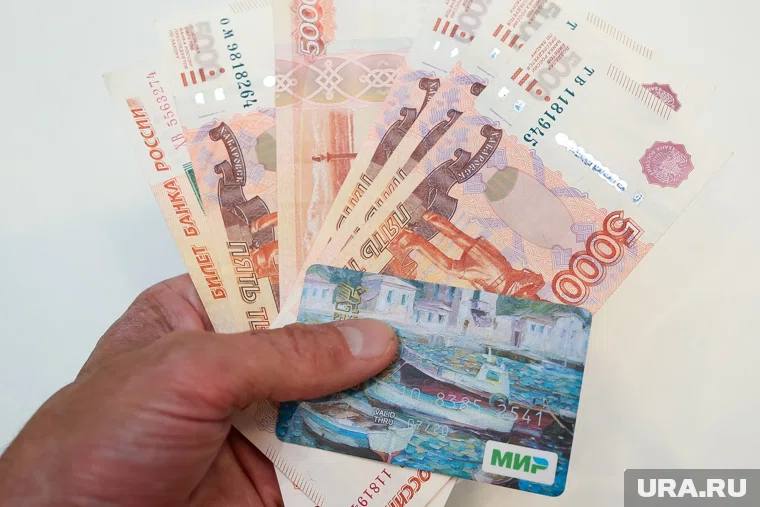 Россиян предупредили какие переводы на карту могут заинтересовать ФНС Обычный перевод сам по себе не нарушение Но если деньги приходят регулярно и целенаправленно ФНС может обратить на это внимание Чаще всего вызывают вопросы регулярные переводы от компаний или ИП если вы не их сотрудник доходы от аренды оплата товаров и услуг доходы от незарегистрированного бизнеса За несданные декларации и скрытые доходы могут назначить штрафы до 40 и начислить пени Подписаться Дать буст