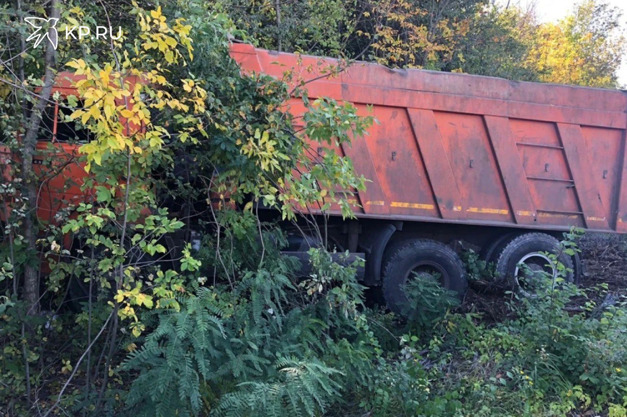 Грузовик вылетел с дороги в Воронежской области В Лискинском районе Воронежской области с дороги вылетел грузовик Об этом сообщили в пресс службе ГУ МВД по региону Серьезная авария произошла в воскресенье 21 сентября на 4 км автодороги Пухово Селявное По предварительным данным 39 летний водитель не справился с управлением автомобиля КамАЗ 6520 из за чего грузовик съехал с дороги на обочину и в кювет где столкнулся с деревьями Мужчина получил различные травмы его госпитализировали По факту ДТП проводится проверка