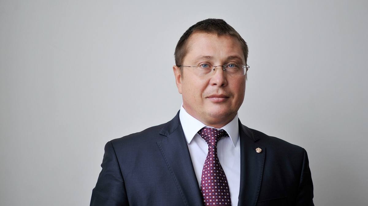 Ленинский районный суд продлил экс-ректору ВГУ Дмитрию Ендовицкому и профессору Юрию Трещевскому меру пресечения до 12 ноября.  Напомним, что Ендовицкого заподозрили в передаче 600 000 рублей председателю аттестационного совета ВГТУ Наталье Сироткиной. Всё вроде как за присуждение его жене ученой степени.    Предположительно, посредником стал профессор Трещевский.    Подписаться   Написать нам