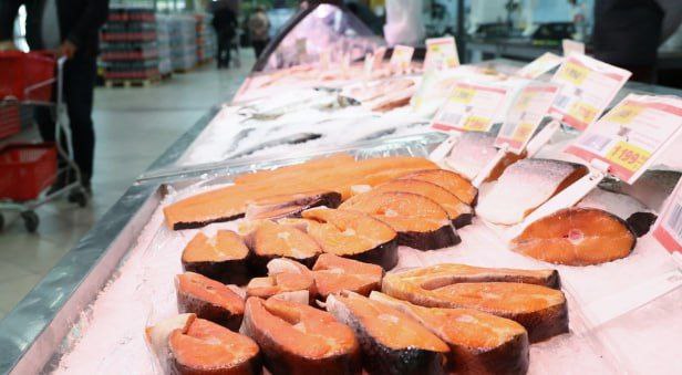 Ассоциация организаций продуктового сектора попросила власти продлить действие понижающего коэффициента на перевозку продуктов питания железнодорожным транспортом на 2026 й и последующие годы говорится в письме ассоциации Патрушеву В организации также попросили оказать содействие в формировании гибкой тарифной политики РЖД по отношению к грузам перевозимым в рефрижераторных контейнерах в которых возят рыбу с Дальнего Востока