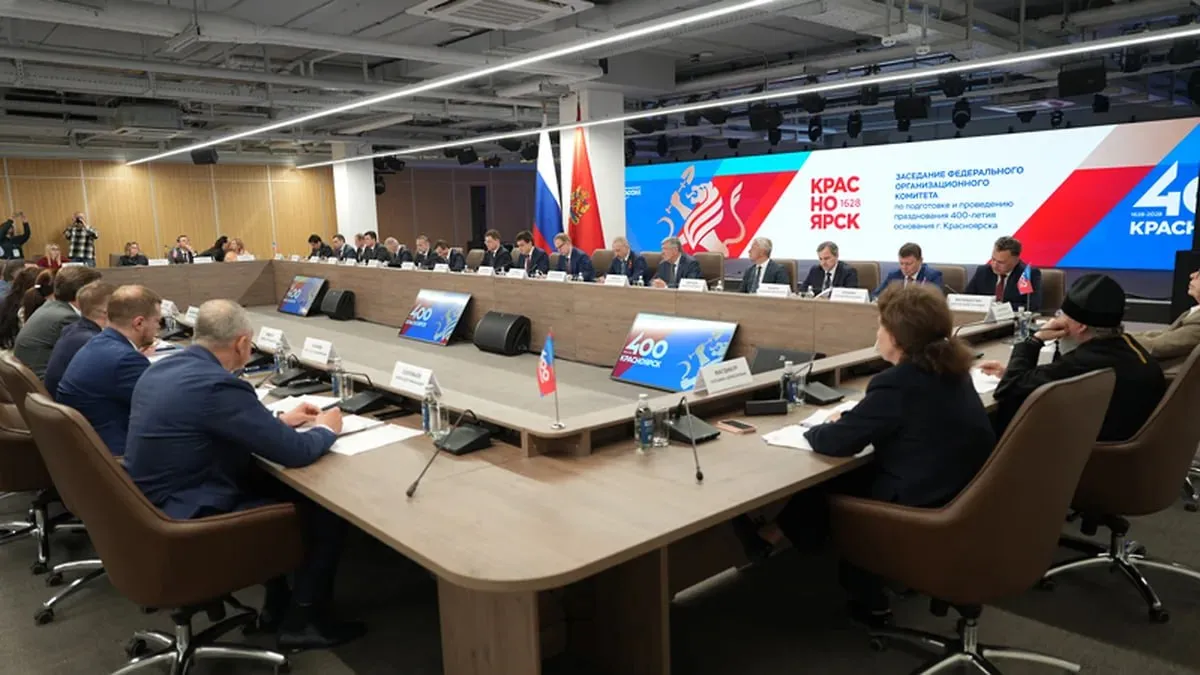 Норникель вложит миллиарды в подготовку Красноярска к 400 летию К юбилею 2028 года в городе уже завершены работы на 20 объектах на сумму более 18 млрд рублей Еще на 14 млрд заключены соглашения с госкорпорациями Норникель не остался в стороне компания готовит собственные проекты Главный из них развитие Енисейского речного пароходства и Красноярского речного порта Более 10 млрд рублей направят на увеличение пропускной способности порта на 25 до 2 5 млн тонн грузов в год Также появится новая подсветка здания пароходства обновят флот и причалы Кроме того Норникель модернизирует свой офис в Красноярске и поможет развитию инфраструктуры фанпарка Бобровый лог Вице премьер Александр Новак подчеркнул главная цель не сам праздник а обновление города и качество жизни красноярцев на десятилетия вперед Фото пресс служба ЕРП Видео и фото без ограничений в МАХ Норильск Online