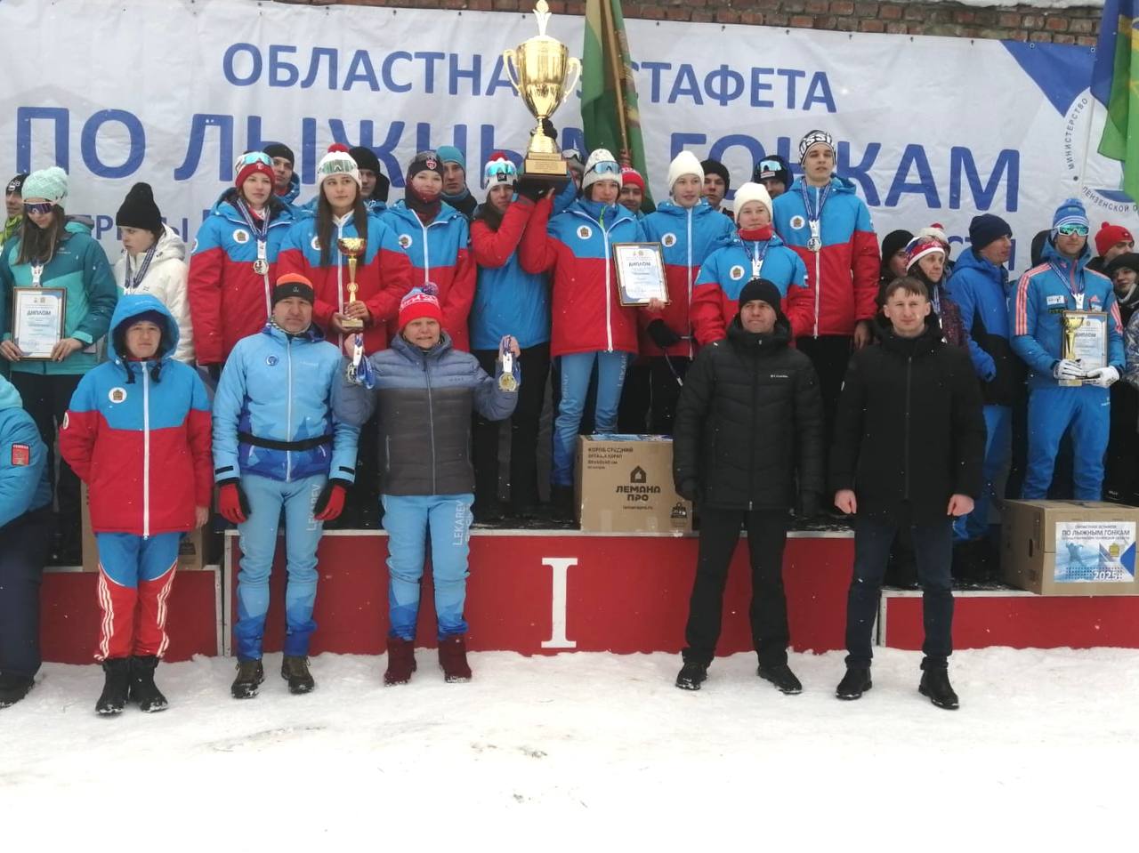 Сборная команда из Пензы стала победителем лыжной гонки  В субботу, 1 марта, в городе Городище прошла 14-я региональная эстафета на призы губернатора Пензенской области.    В забеге принимали участие спортсмены от 13 лет, каждому из которых необходимо было преодолеть дистанцию в 1000 метров. Команды были разделены на три группы в зависимости от численности населения муниципальных образований.   Сборная из Пензы выступала в первой группе. Эстафета состояла из 16-ти этапов: 8-ми мужских и 8-ми женских. В итоге места распределились следующим образом: чемпионом стала Пенза, серебро завоевал город Кузнецк, бронзу – город Заречный.    Призеров гонки наградили кубками, медалями, дипломами и подарками министерства физической культуры и спорта Пензенской области.  «Наши спортсмены продемонстрировали хорошую физическую подготовку, силу и выносливость. Поздравляю с заслуженной победой. Желаю дальнейших успехов, крепкого здоровья и новых достижений», ­– сказал заместитель главы администрации Пензы Сергей Волков.