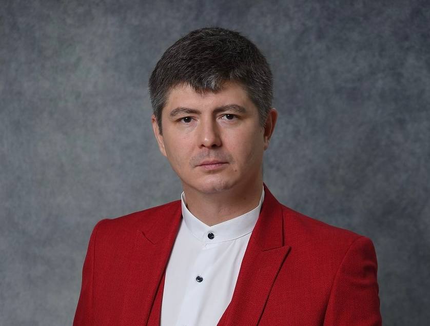 Казанского психолога обвиняют в изнасиловании 4 пациенток и денежных аферах Как полагает следствие с августа 2020 года по июнь 2024 года 44 летний Марсель Сультеев представлялся психологом входил в доверие к пациенткам и насиловал их На сегодняшний день известно о 5 потерпевших 4 из которых были изнасилованы Кроме этого с июня 2020 года по сентябрь 2024 года психолог обещая профессиональную помощь обманул 9 женщин на сумму свыше 813 тысяч рублей Однако никаких услуг он не предоставил а денежные средства потратил на собственные нужды Уголовное дело направлено в суд KazanFirst в бот