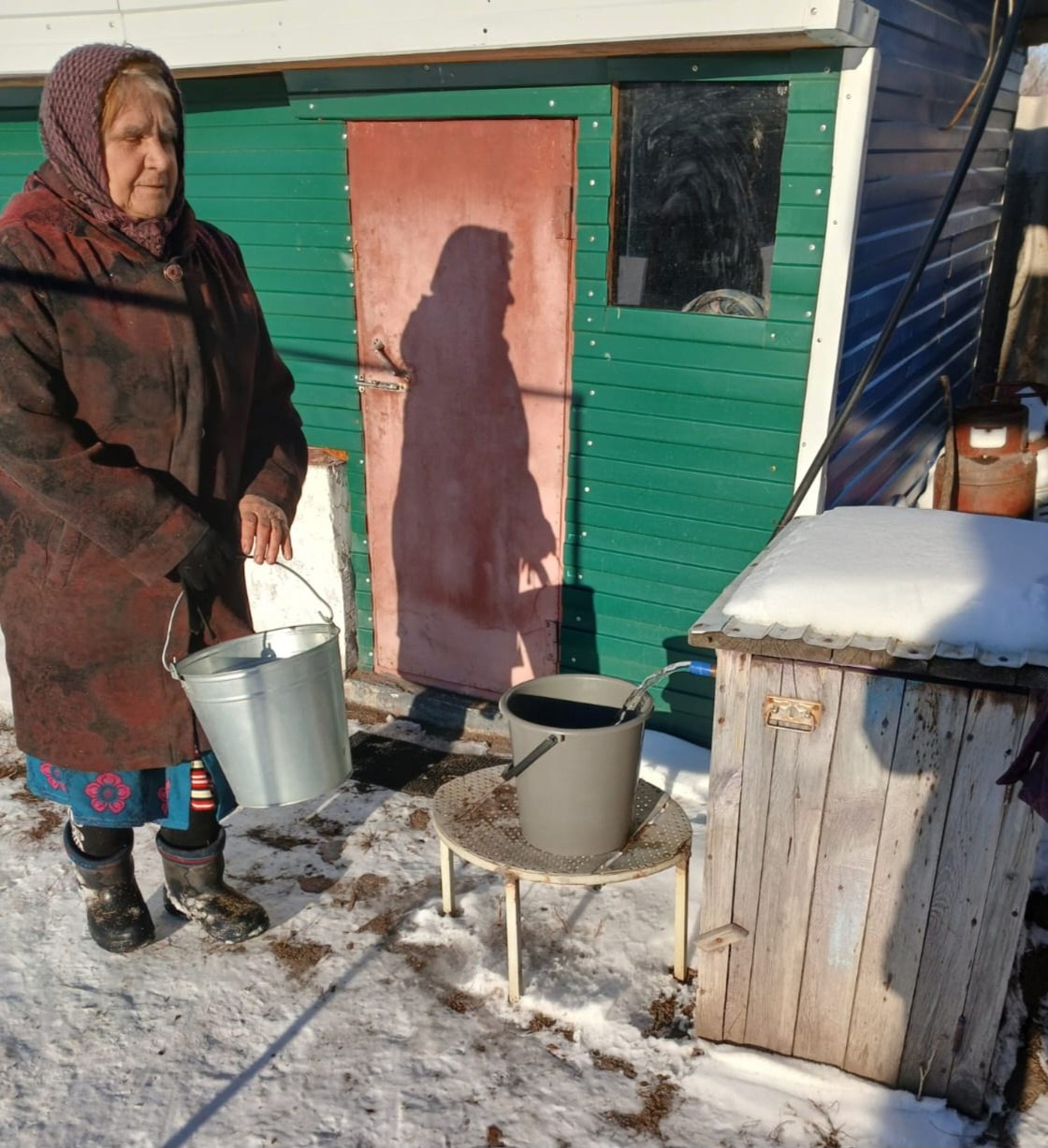 Три алтайских села остались без воды  Сёла Коробейниково, Урлапово и Андреевка Шипуновского района Алтайского края остались без водоснабжения из-за прорывов трубы, сообщила пресс-служба регионального правительства 19 ноября.  «Аварийные работы на 50-километровой магистрали в Шипуновском районе продолжаются. Вчера на участке „Шипуново-Зеркалы“ устранено пять порывов, привлечена дополнительная бригада ремонтно-эксплуатационного участка „Метели“, — рассказали власти. — В период перебоев с водоснабжением в селах организован подвоз воды. Вчера в район по поручению губернатора был направлен дополнительный транспорт для организации подвоза воды по селам. Вода для подвоза набирается с насосной станции в селе Шипуново из резервуаров чистой питьевой воды, из этой же насосной станции вода идет по селам».  Наиболее сложная ситуация сложилась в Урлапово, которое находится в конце аварийной магистральной ветки. Здесь решили бурить скважину для резервного источника водоснабжения.  Глава Шипуновского района Татьяна Дорохова рассказала, что сейчас жители Коробейниково и Андреевки получают воду, в том числе от тех соседей, у кого есть собственные скважины. Она уверяет, что в сёлах есть 40 скважин и 17 колодцев.  Проблемы с водой в Коробейниково и Андреевке начались ещё  в октябре. В начале ноября ситуацией заинтересовалась прокуратура. Затем власти уверяли, что в часть сёл Шипуновского вернули водоснабжение со сниженным давлением, но теперь краевое правительство снова говорит об отсутствии воды.   фото Barnaul22 и Татьяны Дороховой   Подписаться  Прислать новость  Помочь бустами