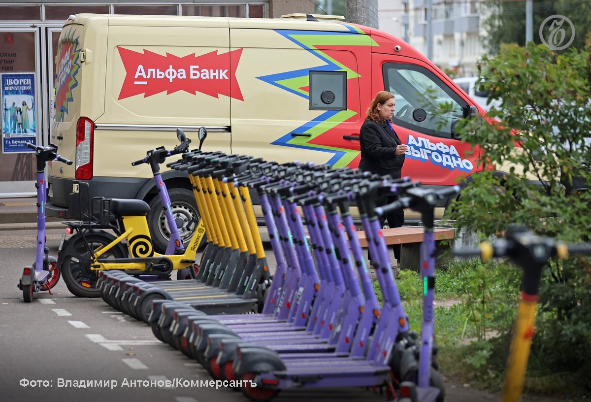 Общее число кикшеринговых самокатов в Кудрово ограничили до 600 штук Число кикшеринговых самокатов в Кудрово ограничили до 600 штук Соответствующее постановление появилось на сайте администрации Заневского городского поселения Ленобласти Скорость движения ограничили до 15 км ч и до 10 км ч на ряде улиц Под запретом электросамокаты оказались на проспекте Строителей от улицы Ленинградской до Областной улицы улицах Столичной от Европейского проспекта до Английской улицы и Новой на территории парков Оккервиль и Косая гора Поправки внесли в правила стоянки для кикшеринга На десять самокатов должна быть организована площадка шириной 1 5 м и длиной 3 5 м kommersant sz