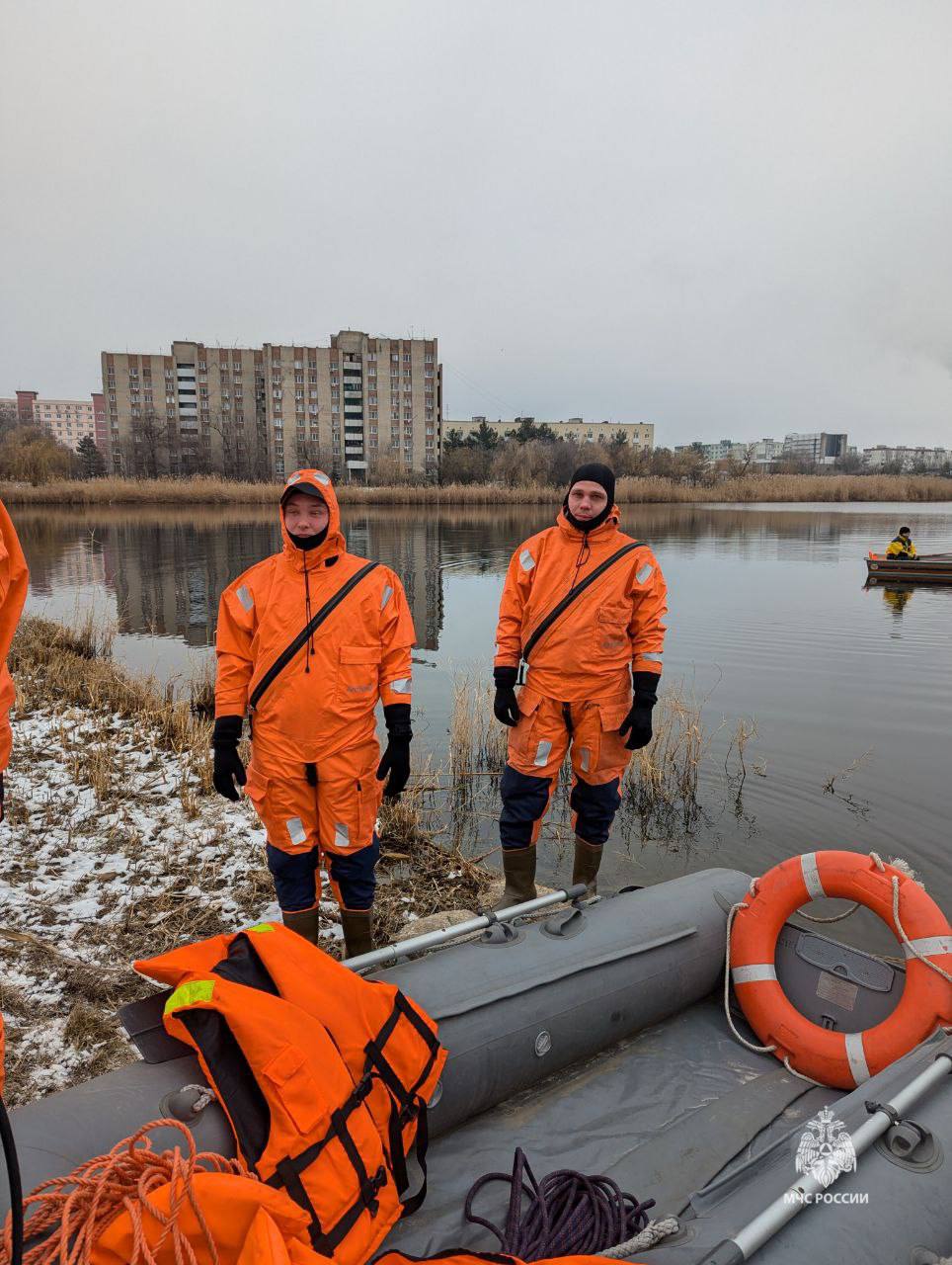 В Ростове оборудуют 12 мест для  Крещенских купаний. Всего в области их будет около 70, а за безопасностью будут следить 300 сотрудников МЧС.   Уже сейчас спасатели проверяют дно каждого водоема, оценивают уровень подготовки мест.  Все официальные места для купаний будут с удобными подходами и сходнями, планируется работа пунктов обогрева и переодевания, сообщает МЧС.   Места для Крещенских купаний в Ростове:    Гремучий источник на Портовой, 72   Купель у Храма Преполовения Пятидесятницы на  Всесоюзная, 167  Серафимовский источник в Ботсаду    Район за дамбой Ростовского моря  Храм Веры, Надежды, Любви и Матери их Софьи  на Прокофьева, 34  Источник Георгиевский в переулке Красноярском, 13   Храмовая купель в Георгиевском парке на 339-й Стрелковой дивизии, 33  Северное водохранилищеу  Александро-Невского храма, Космонатов, 2Д  Сурб-хач, Баграмяна, 1    Район перед дамбой Ростовского моря  Спасский храм  на Орской  Родник водопадный на Заречной, 54  Источник на территории Свято-Иверского монастыря на Неклиновской, 4   Родник «Серебряный» в переулке Красноярский, 13    Подписаться   Прислать новость