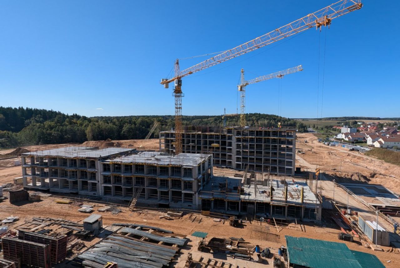 В ЖК за кольцевой предложили еще 5 квартир А по какой цене За кольцевой дорогой активно идет стройка жилого комплекса Гранд Вилладж состоящего из 13 домов Первый дом ЖК попал в продажу в начале лета и сразу вызвал ажиотаж Сегодня застройщик предложил к долевому строительству 5 квартир в доме 3 Эта новостройка рассчитана на 3 подъезда и 164 квартиры Однушки и двушки предлагаются по цене от 1630 до 1950 долларов