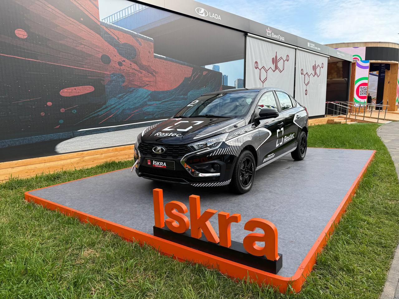#ПМЭФ АвтоВАЗ готовится к премьере двух кроссоверов и выставил раллийные версии Lada Iskra Sport и Lada Niva Sport Залитые в айдентику Ростеха и Роснефти