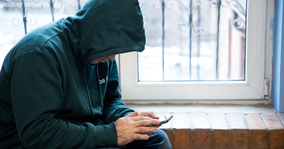 Дипфейки к 23 февраля для сбора пожертвований россиян предупредили о новой схеме мошенников Ко Дню защитника Отечества мошенники активизировали схемы по сбору пожертвований в поддержку ветеранов и российских военнослужащих Для этого они используют технологии искусственного интеллекта и дипфейки Об этом сообщила представитель Краснодарского регионального отделения Ассоциации юристов России Валентина Корсунова По её словам в 2026 году злоумышленники не только модернизируют старые схемы но и применяют новые технологичные инструменты Используя искусственный интеллект и дипфейки для подделки голоса и видео аферисты ко Дню защитника Отечества создают поддельные видеообращения от имен знаменитостей или военных призывающих к пожертвованиям или участию в различных акциях направленных на поддержку ветеранов и бойцов СВО рассказала Корсунова Мошенники также представляются сотрудниками банков и запугивают граждан якобы блокировкой счёта из за аномального количества переводов через Систему быстрых платежей Под предлогом подтверждения личности злоумышленники выманивают деньги и коды из СМС Юристы напоминают перед переводом средств следует проверять информацию на официальных ресурсах и не передавать посторонним персональные данные и коды подтверждения