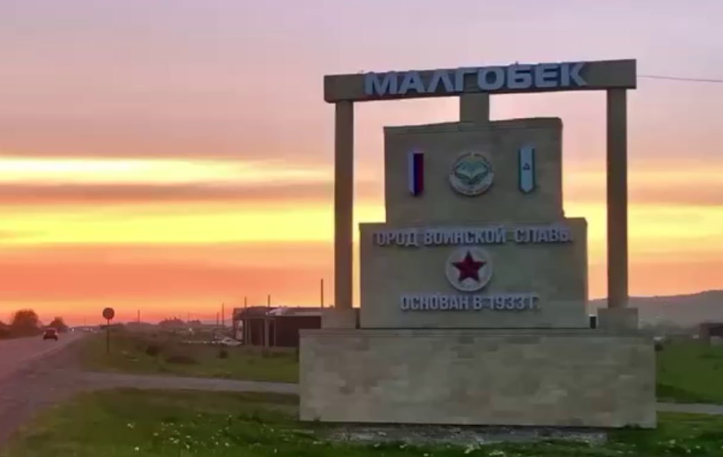 Мэр Малгобека назначил себе несколько классных чинов и незаконно получал надбавки  Прокуратура Ингушетии установила, что по распоряжениям администрации Малгобека в 2022 и 2023 годах глава города получил чины действительного муниципального советника первого, второго и третьего классов. Это дало ему право на надбавки.  По закону «О противодействии коррупции» чиновник не может самостоятельно решать эти вопросы.  Прокуратура опротестовала распоряжения о присвоении чинов и требует взыскать с муниципального чиновника незаконно полученные деньги.   «ВКонтакте» и в «Одноклассниках», чтобы быть в курсе самых интересных новостей Кавказа.  Фото: кадр из видео администрации Малгобека.    -канал АиФ – Северный Кавказ