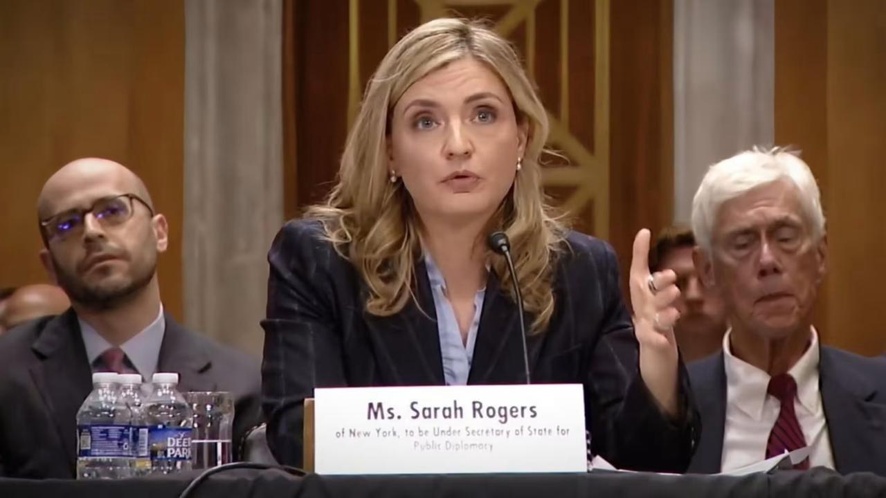 Госдеп США готовит финансирование правых организаций в Европе Американские власти создают фонд для финансовой поддержки правых организаций и фондов в Европе Курирует этот проект заместитель госсекретаря США по публичной дипломатии Сара Роджерс пишет Financial Times В декабре Роджерс встретилась с представителями партии Reform UK Найджела Фаража Сообщают что они обсуждали создание фонда для продвижения американских ценностей и политики США в Европе Официально проект приурочен к юбилею независимости США В США говорят что схема повторяет прежние зарубежные программы Госдепа которые продвигали интересы страны Белый дом ранее прекратил финансирование программ по поддержке демократии и правам человека остановил продовольственную и медицинскую помощь Счет смертей от ВИЧ туберкулеза и малярии уже идет на сотни тысяч К 2030 году по прогнозам ученых число жертв может вырасти до 22 5 млн Подписывайтесь Телеграм ЧЕРЕДОВ Нью Йорк Youtube канал БЮРО