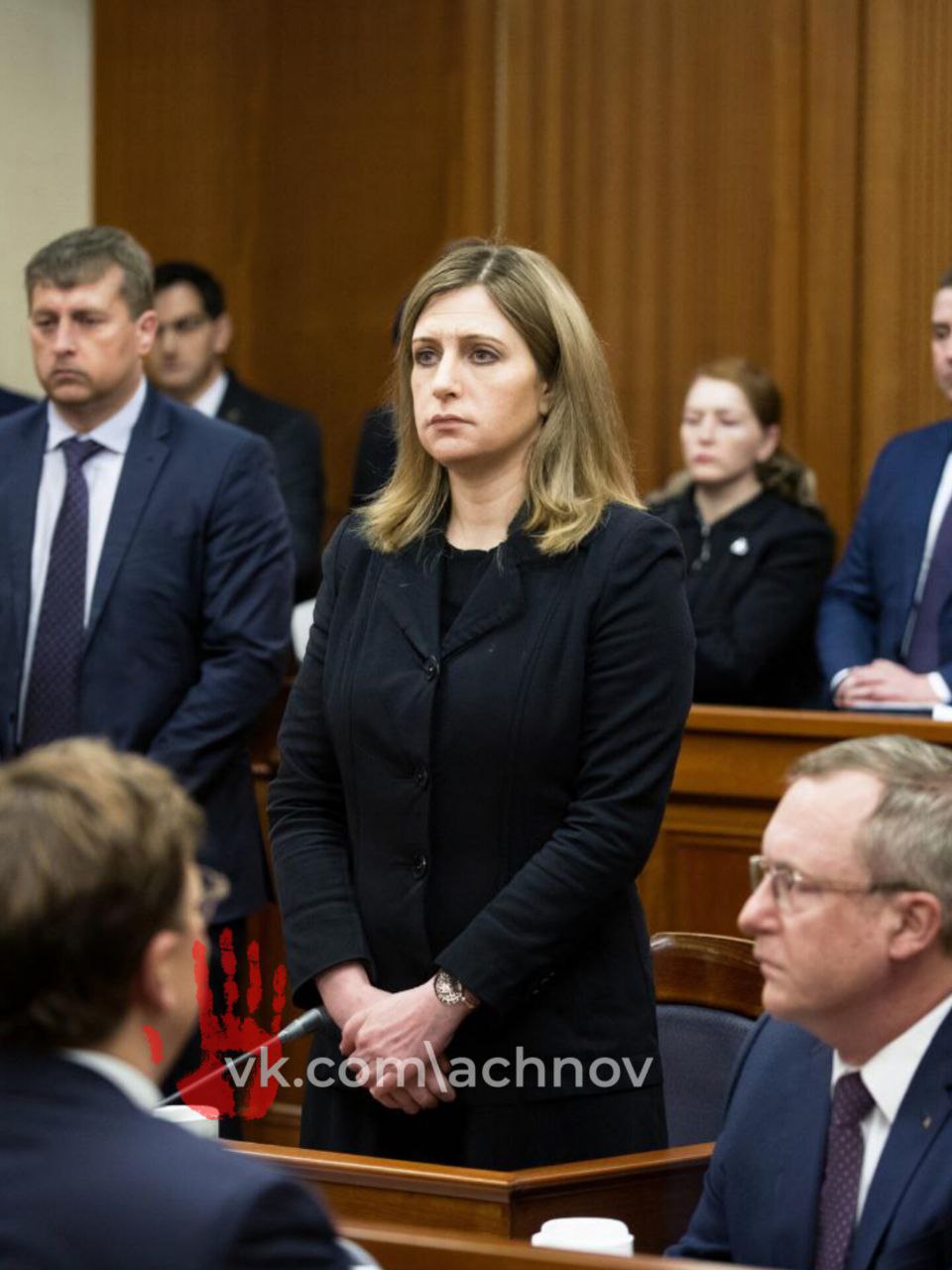 В Еткульском районном суде вынесли приговор 40-летней женщине из Челябинска, которая уже имела проблемы с законом, за мошенничество Суд выяснил, что дама предложила своей знакомой открыть кафе в Еманжелинске, но сама не собиралась вкладывать в это деньги — 1 миллион рублей. Она пообещала взять на себя все организационные вопросы, хотя на самом деле была в трудном финансовом положении. Доверяя ей, знакомая передала ей около 1,4 миллиона рублей на покупку оборудования для кафе, но женщина потратила эти деньги на свои нужды. Кроме того, с августа по ноябрь 2022 года она обманула троих человек, обещая помочь получить водительские права без экзамена. В итоге она забрала у них более 212 тысяч рублей. Суд, учитывая мнение прокурора, приговорил её к ‼ 6 годам тюрьмы в колонии общего режима. Также потерпевшая получила все свои деньги обратно. Источник: областная прокуратура