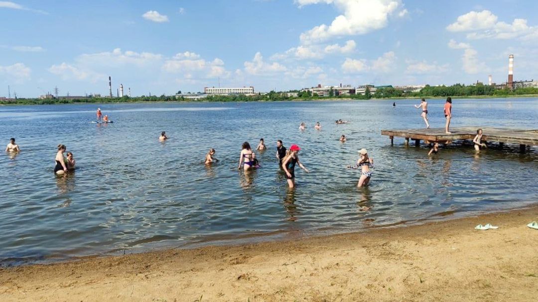 Полиция «вылавливает» омских детей из озер  Омичи всех возрастов продолжают лезть в воду, хотя им это запретили. Инспекторы ПДН отдела полиции №4 УМВД России по Омску провели профилактический рейд, в ходе которого обследовали побережье озера Чередовое. Основное внимание уделялось взрослым, отдыхавшим с детьми, а также несовершеннолетним, находящимся без присмотра старших.  В ходе проверки на берегу озера были обнаружены пять девочек в возрасте от 10 до 15 лет, которые купались в месте, где плавание запрещено. На место были вызваны родители, девушкам объяснили правила поведения на воде и предупредили о возможной административной ответственности за неисполнение родительских обязанностей. Официальные уведомления о неправомерном поведении детей также переданы в школу, где обучаются девочки.