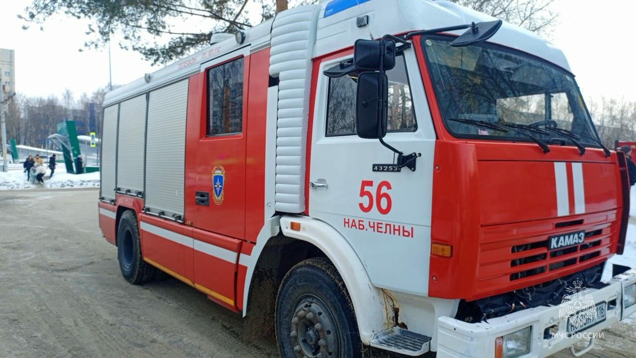 ⏺ Пожилая женщина пострадала во время пожара в квартире Набережных Челнов  Накануне в доме 2/05 нового города Набережных Челнов произошел пожар. В квартире на первом этаже загорелась кухня.  На место происшествия оперативно прибыли пожарные расчеты, которые справились с огнем на площади около шести квадратных метров.  Во время пожара 76-летняя женщина получила отравление продуктами горения, сообщили в ГУ МЧС России по РТ. Пожарные вывели ее на улицу и передали бригаде скорой. Женщину доставили в больницу и госпитализировали.  Судя по видео в соцсетях, очевидцы происходящего не растерялись и кинулись на помощь – лопатами стали кидать снег в разбитое окно.   На данный момент причины возгорания выясняются.