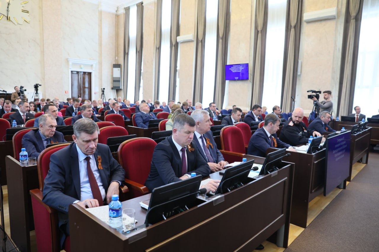 В Краснодарском крае приняли закон о развитии креативных индустрий На рассмотрение Законодательного собрания он был внесен губернатором Кубани. – Новый краевой закон разграничит полномочия между Законодательным собранием и исполнительными органами Краснодарского края, а также создаст почву для региональных мер господдержки представителей креативных индустрий в соответствии с приоритетами в экономике. Поддержка может быть оказана в финансовой, имущественной, образовательной, информационной и иной формах. Ожидается, что вклад креативных индустрий в экономику достигнет более 550 миллиардов рублей к 2030 году, при этом в 2024 году этот сектор уже сформировал порядка 180 миллиардов рублей, – отметил министр экономики Краснодарского края Алексей Юртаев.