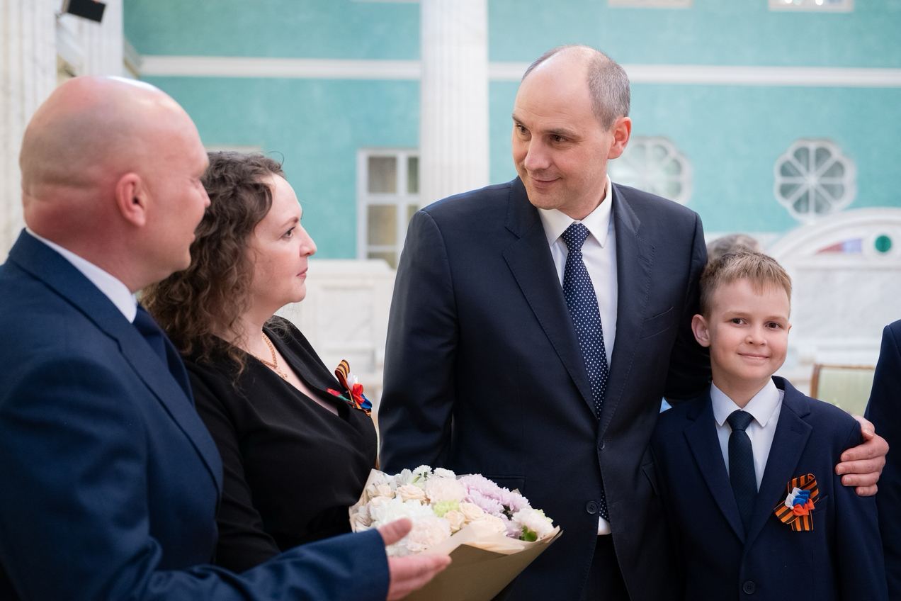 Денис Паслер вручил медали ордена «Родительская слава» свердловским многодетным парам Медалями ордена удостоены пять супружеских пар из Свердловской области за большие заслуги в укреплении института семьи и воспитании детей. Глава региона отметил, что вся социальная политика государства строится вокруг интересов семьи и защиты детства. Подробнее читайте на сайте «Областной газеты». департамент информационной политики Свердловской области Подписаться на «ОГ» Поддержать канал