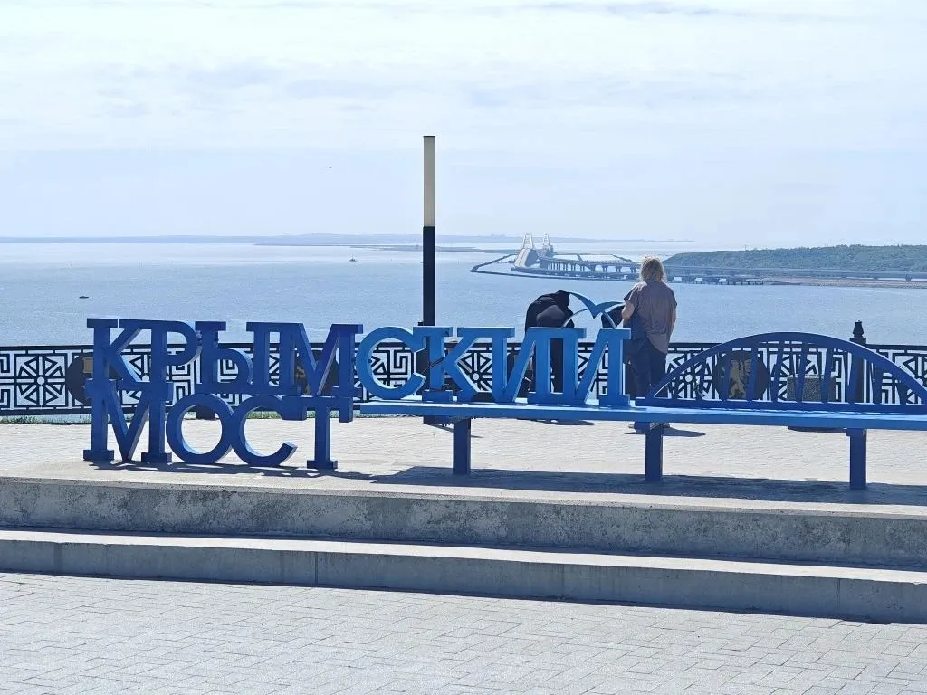33 млн автомобилей проехали по Крымскому мосту за восемь лет с момента его открытия Как сообщает Минтранс РФ ежедневно по мосту через Керченский пролив проезжает свыше 11 тыс машин Движение автотранспорта по объекту было запущено 16 мая 2018 года Гарантийный срок службы моста составляет 100 лет Конструкция рассчитана на землетрясение до 9 баллов и оснащена 760 антисейсмическими устройствами Сегодня 16 мая из за угрозы беспилотных атак мост был временно перекрыт для транспорта на 10 5 часов Фото Юрий Серебренников BFM Кубань BFMKuban