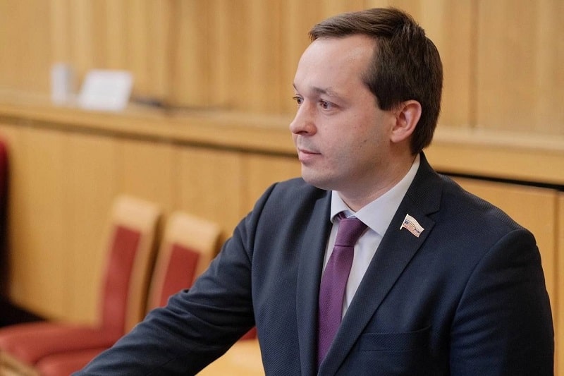 Депутат Павел Дорофеев предлагает ввести жилищные сертификаты для участников СВО, номиналом один миллион рублей и сроком на 10 лет Это лишь одно из предложений, которые депутат областного Заксобрания направил в Госдуму. Пакет мер поддержки рождаемости включает в себя: – введение регрессивных ипотечных ставок в зависимости от числа детей, – выдачу беспроцентных займов для первоначального взноса по ипотеке – фиксацию стоимости квадратного метра на уровне не выше 70 тысяч рублей, – снятие ограничений при использовании маткапитала. Читайте подробнее istochnik.online