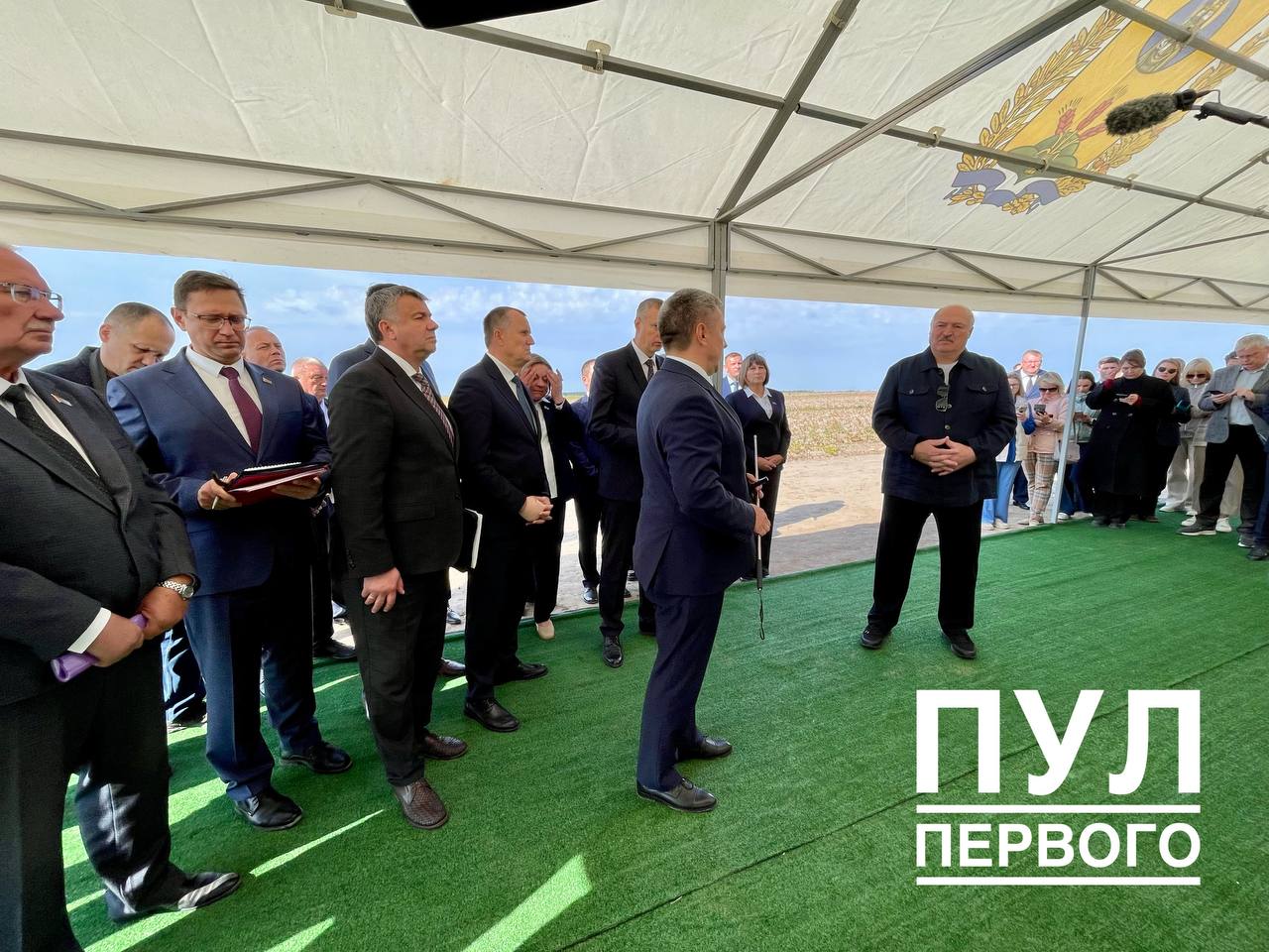 Развитие картофелеводства в центре внимания Президента Лукашенко посещает Кировский район На поле картофеля ОАО Рассвет им К П Орловского Главе государства доложат о ходе сельхозработ в стране и в регионе В центре внимания будут вопросы научного сопровождения картофелеводства в Беларуси Главные заявления Лукашенко потребовал усилить культуру земледелия В Беларуси необходимо ориентироваться на собственные сорта картофеля Дело не в картофеле а в чьих то головах Лукашенко рассказал какой белорусский продукт возьмет с собой в Китай Будет дополнено Подписывайтесь sbbytoday