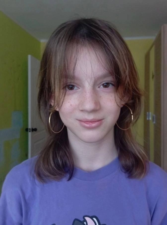 В Березниках потерялась 12-летняя девочка. Мухутдинова Лиза ушла вчера вечером из дома в 18:30 и до сих пор не вернулась. Последний раз ее видели в тот же вечер около 21:00 возле местного ЦУМа. На ней была черная кофта и черные штаны. Мама девочки рассказала Properm.ru, что уже обратилась в полицию. Запросили комментарий в ГУ МВД. Родители девочки просят всех, кто ее видел или знает о местонахождении ребенка, звонить по телефону 8 919 705-40-16. UPD: в полиции нам сообщили, что заявление о пропаже поступило сегодня. Сотрудники МВД устанавливают местонахождение девочки, опрашивают друзей, знакомых, проверяют места ее возможного нахождения.