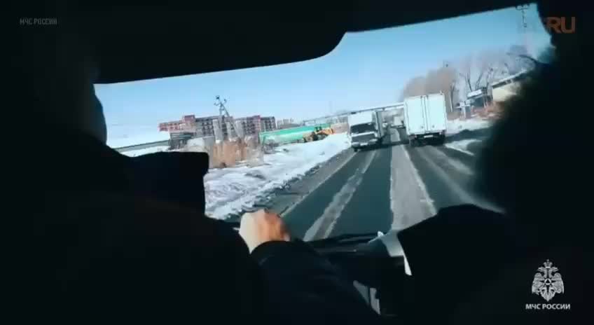 Спасение мужчины, провалившегося под лед в Хабаровске