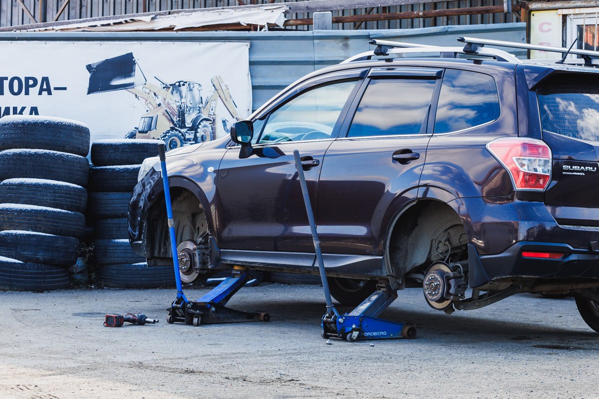 Челябинские власти опровергли фейк о сборе шин на оборону Министерство общественной безопасности Челябинской области опровергло появившееся в соцсетях сообщение о сборе автомобильных шин Якобы направленная на укрепление гражданской защиты акция фейк В официальном телеграм канале ведомство назвало три отличия которые позволяют выявить подделку В липовом постановлении с прифотошопленной подписью и о министра общественной безопасности Николая Зубарева указано что шины нужны для укрепления объектов гражданской обороны инженерных ограждений и создания защитных барьеров Авторы фейка обещают выплаты всем участникам акции 150 рублей за легковую покрышку и 300 рублей за грузовую тракторную Постановление имеет право издавать только губернатор и правительство региона в министерствах издаются приказы обратили внимание в ведомстве Кроме того оформление постановления не соответствуют областному закону О нормативных актах Также документ не пробивается по правовым базам