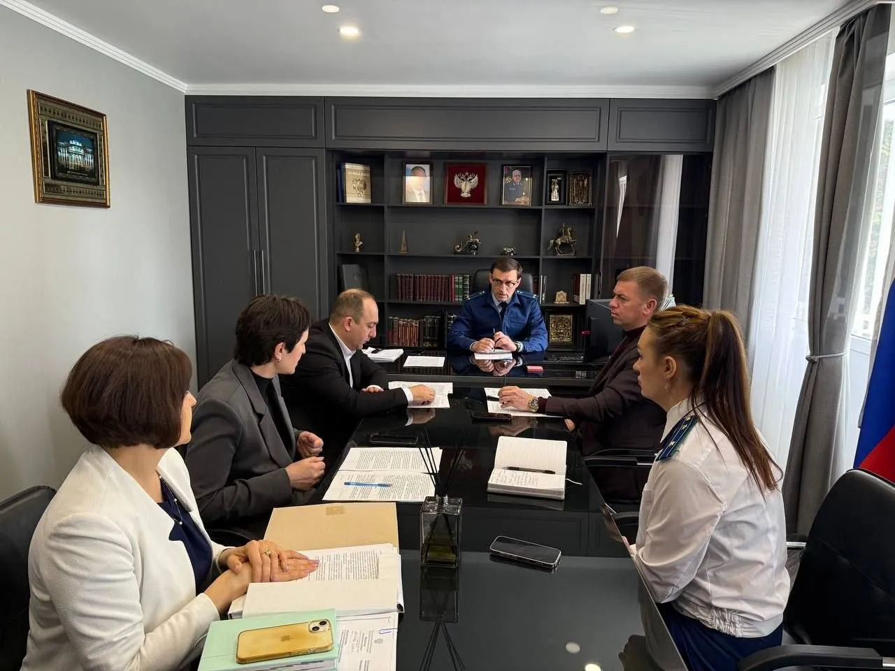Прокуратурой Апшеронского района проведено совещание в сфере соблюдения жилищно коммунального хозяйства Под председательством прокурора Апшеронского района Алексея Попова а также главы района и и о главы городского поселения проведено совещание по вопросам касающимся принятия исчерпывающих мер для организации на территории городского поселения непрерывного обеспечения населения теплом и горячим водоснабжением Участниками совещания отмечена актуальность темы совещания поскольку затрагивает неограниченное количество граждан проживающих в городе Апшеронске на обеспечение коммунального ресурса а именно горячим водоснабжением и отоплением в многоквартирных домах По итогам проведенного совещания прокурором района дано указание и о главе городского поселения на неукоснительное соблюдения требований законодательства при передаче объектов коммунальной инфраструктуры в пользование ресурсоснабжающим организациям в том числе необходимости рассмотрения вопроса о разработке концессионного соглашения а также бесперебойного обеспечения жителей коммунальным ресурсом