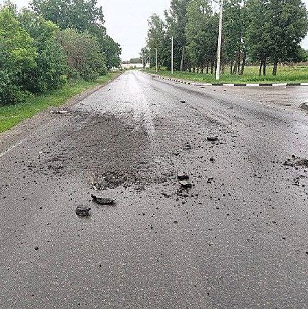 При обстреле Шебекино ранена боец «Орлана». У пострадавшей минно-взрывная травма, осколочные ранения головы, плеча и спины. Ранее она получила ранения при обстреле Новой Таволжанки 13 мая. Также при обстреле в одной квартире выбило окна. Подписаться на «Пепел»